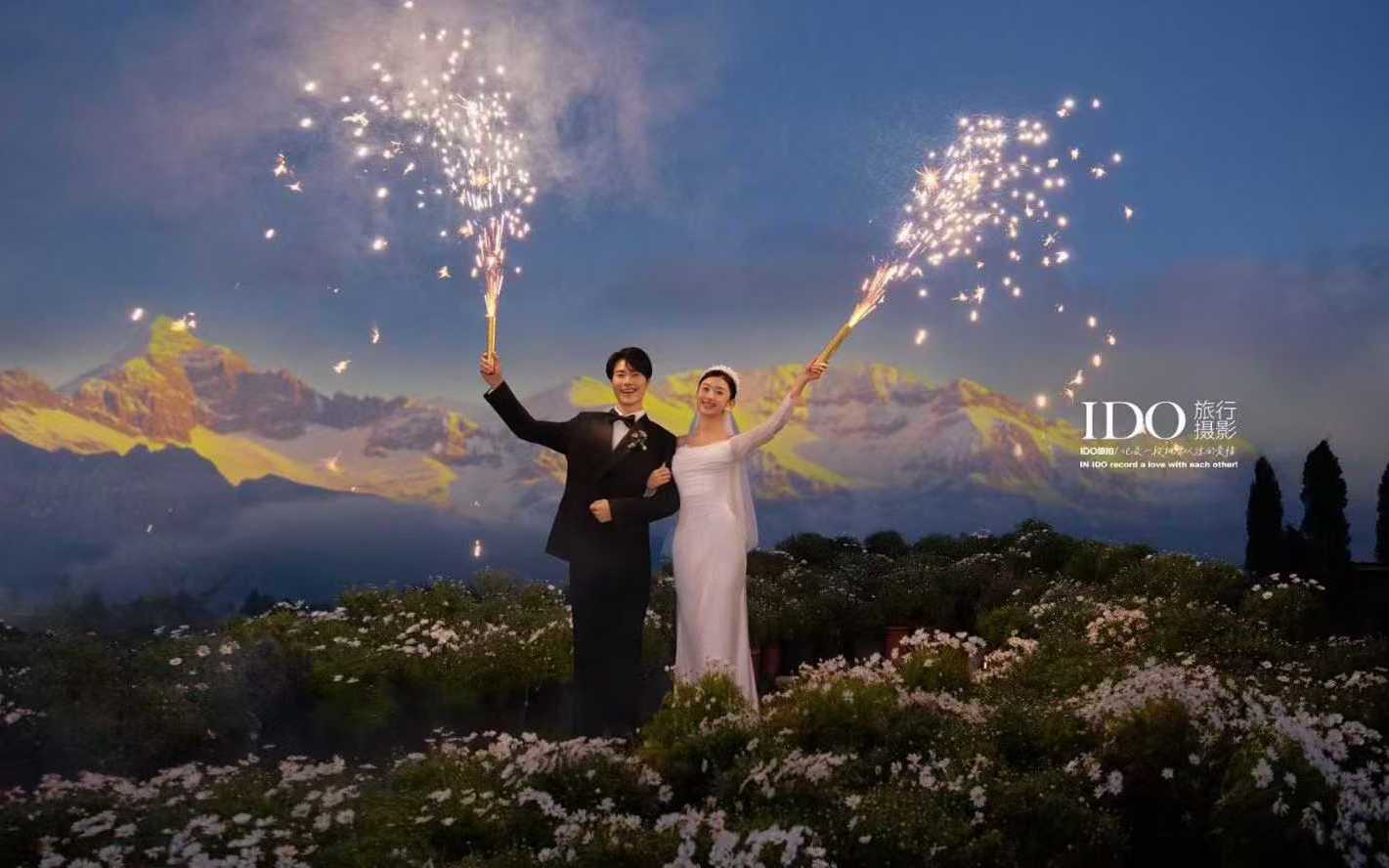 山野外景｜浪漫白纱烟花婚纱照大片