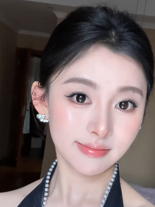 清冷感碎钻千金妆 2026气质贵女路线