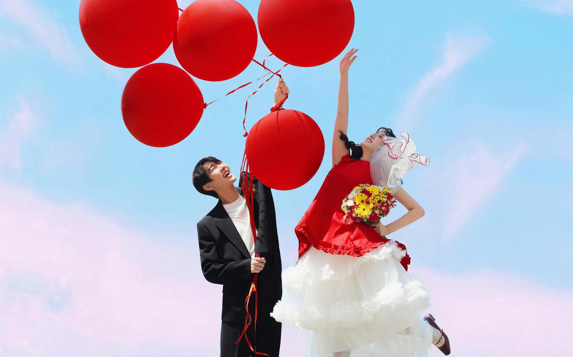几个红色气球🎈get生命感婚纱照❗️❗️