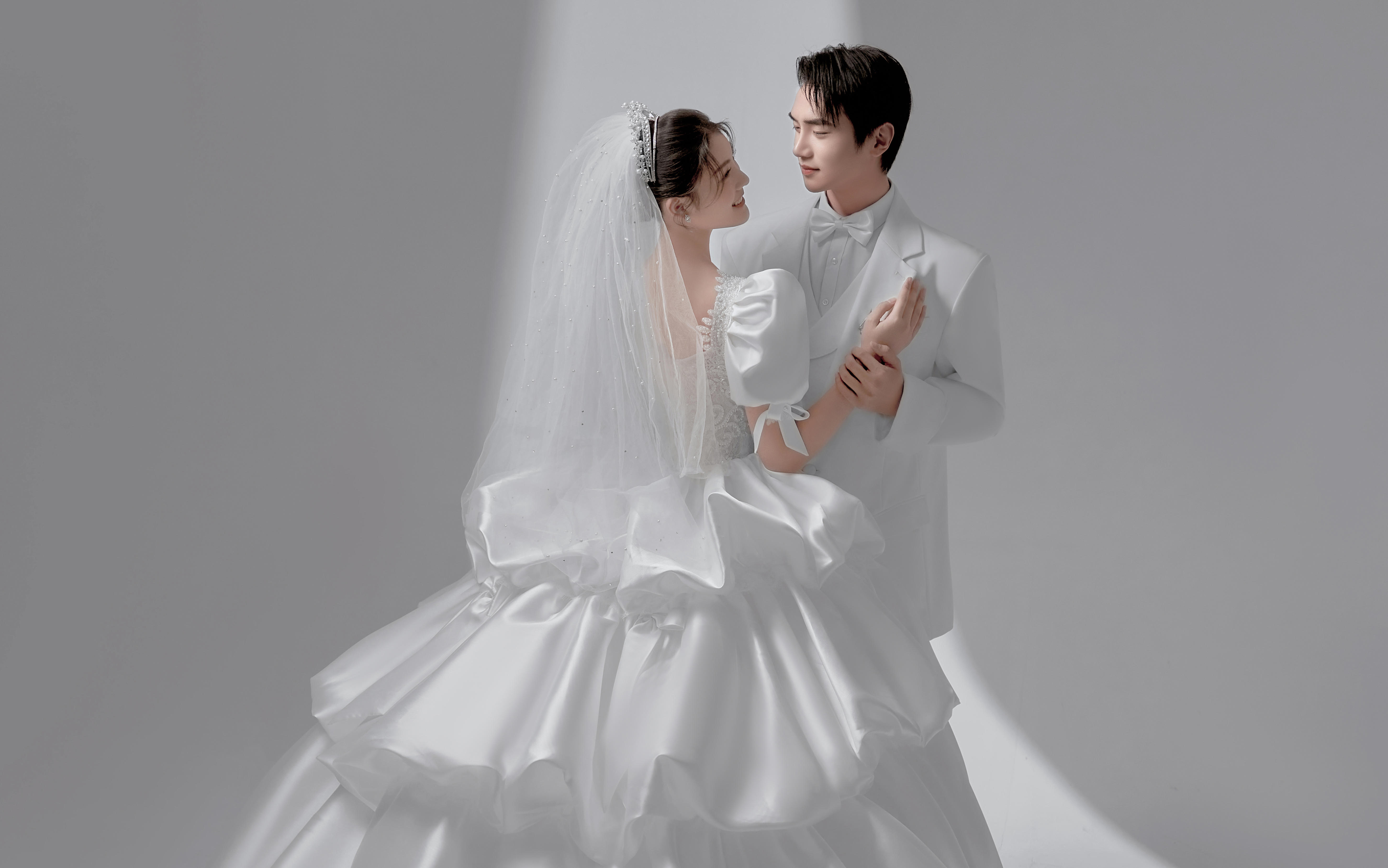 【施华洛摄影】室内泡泡袖缎面光影婚纱照