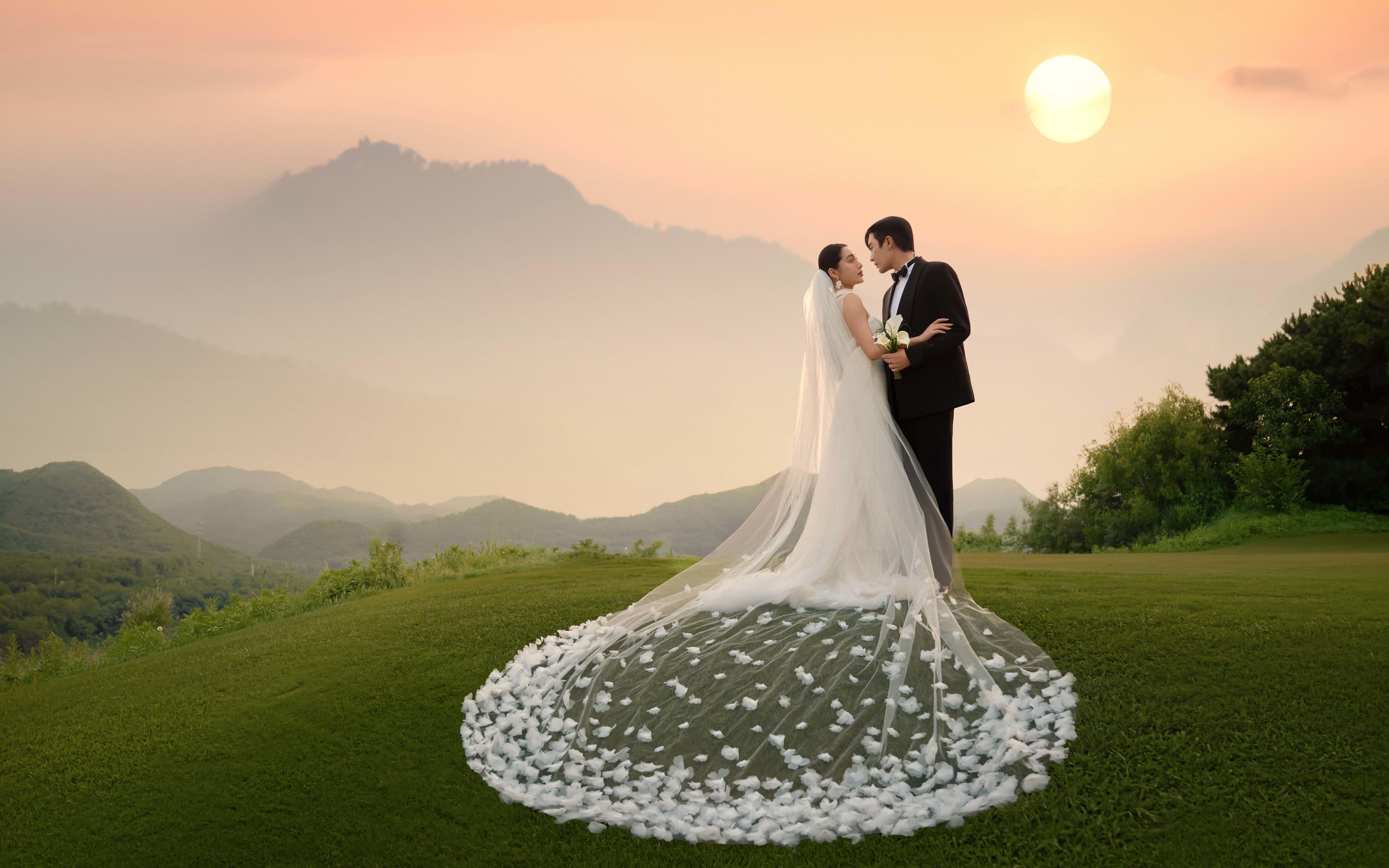 爱在落日黄昏时 草坪婚纱照电影感十足