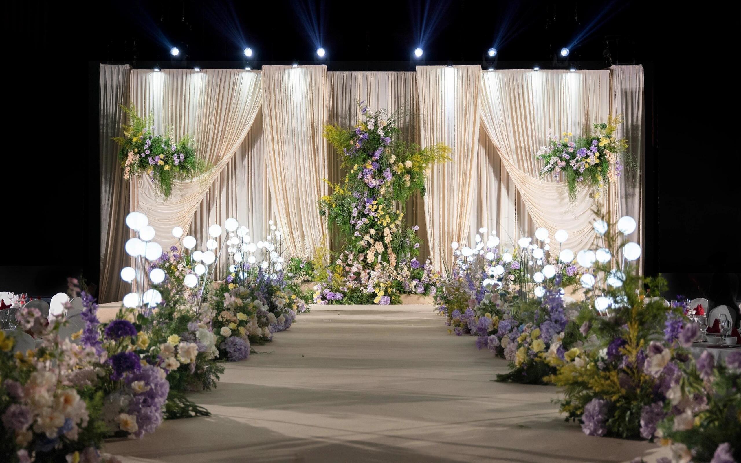 这款奶油杏+紫绿森系的婚礼现场