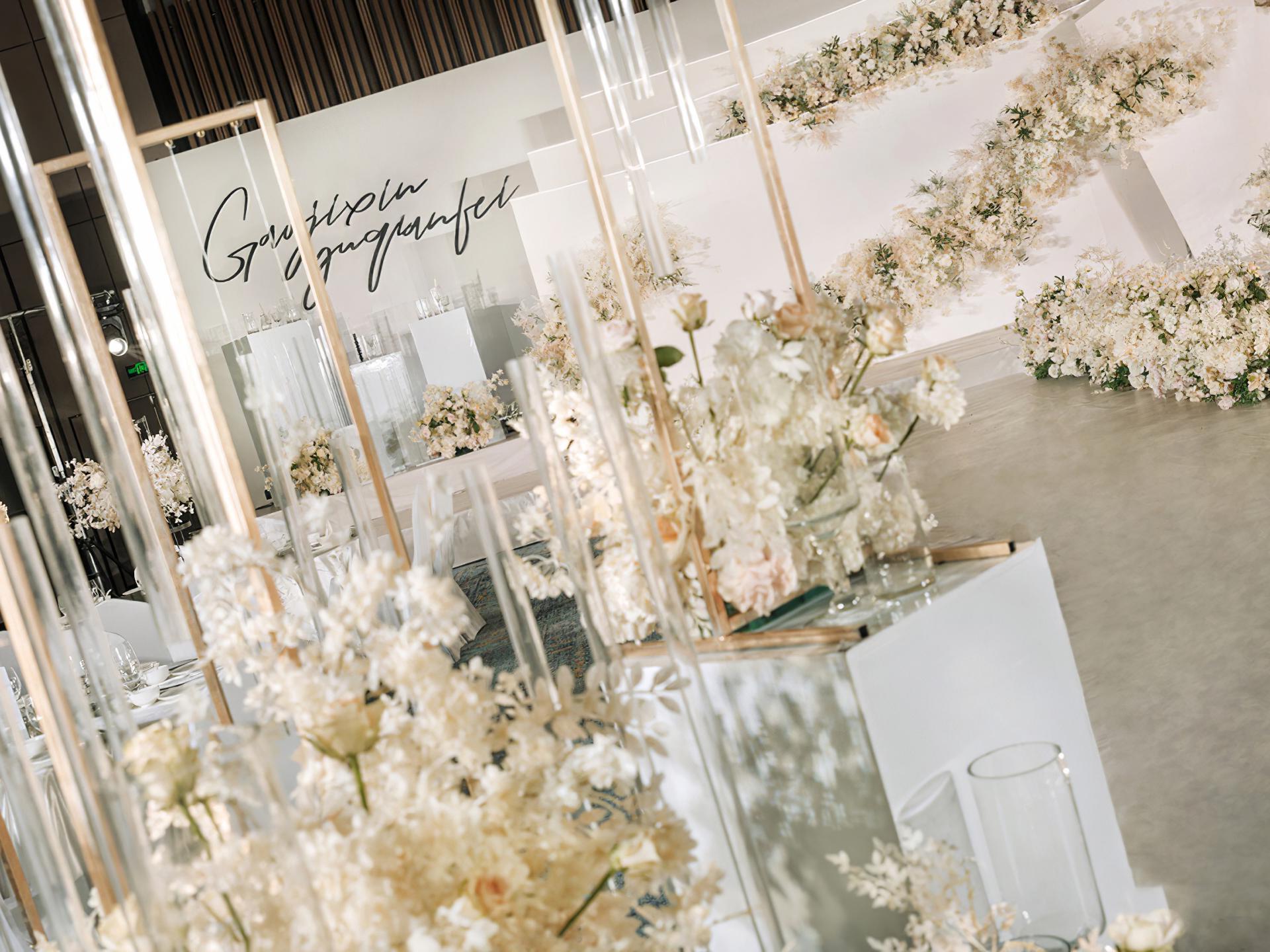 白色韩式线条形浪漫婚礼风格