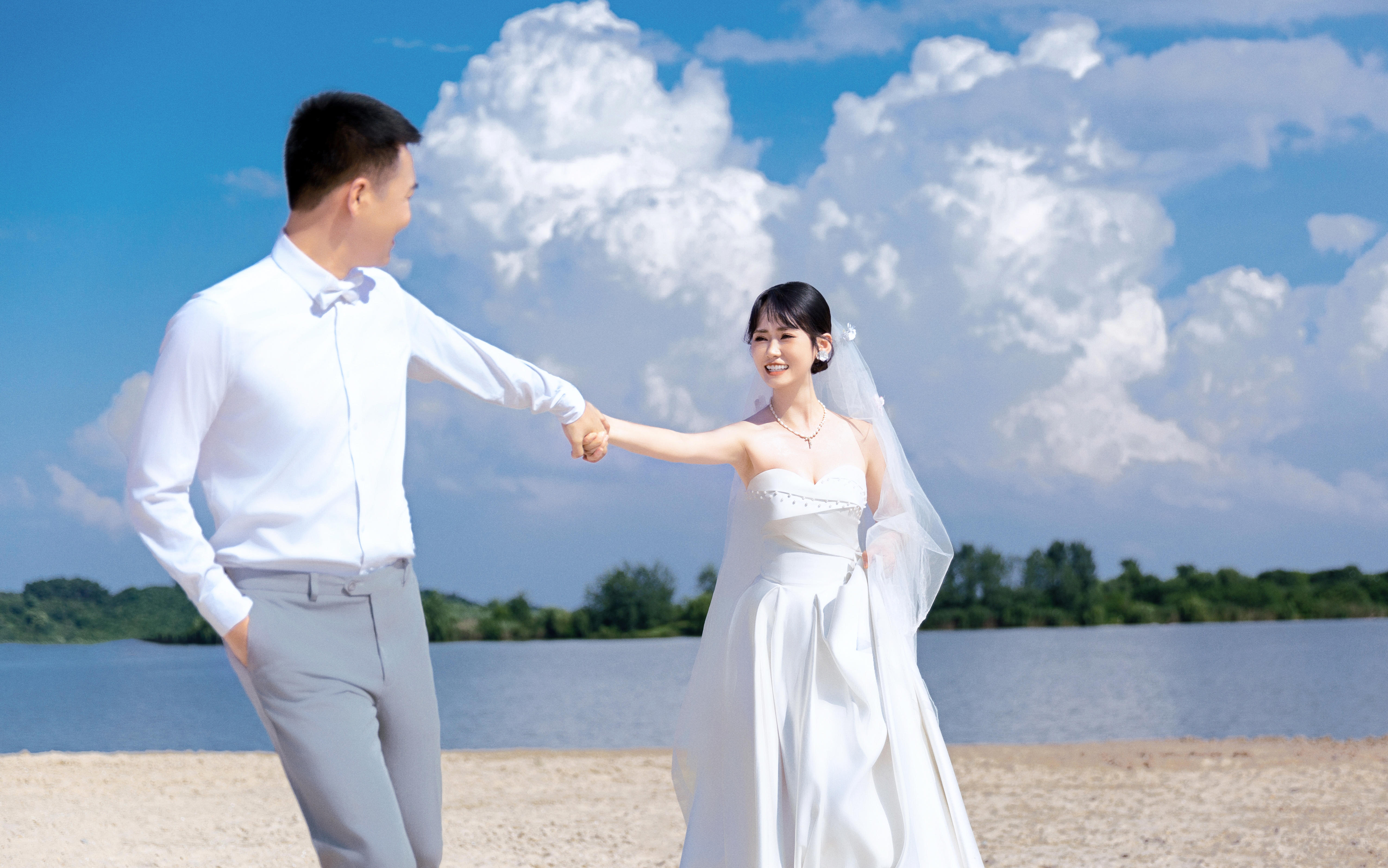 喻先生  张美女的沙滩婚纱照真的是极为浪漫