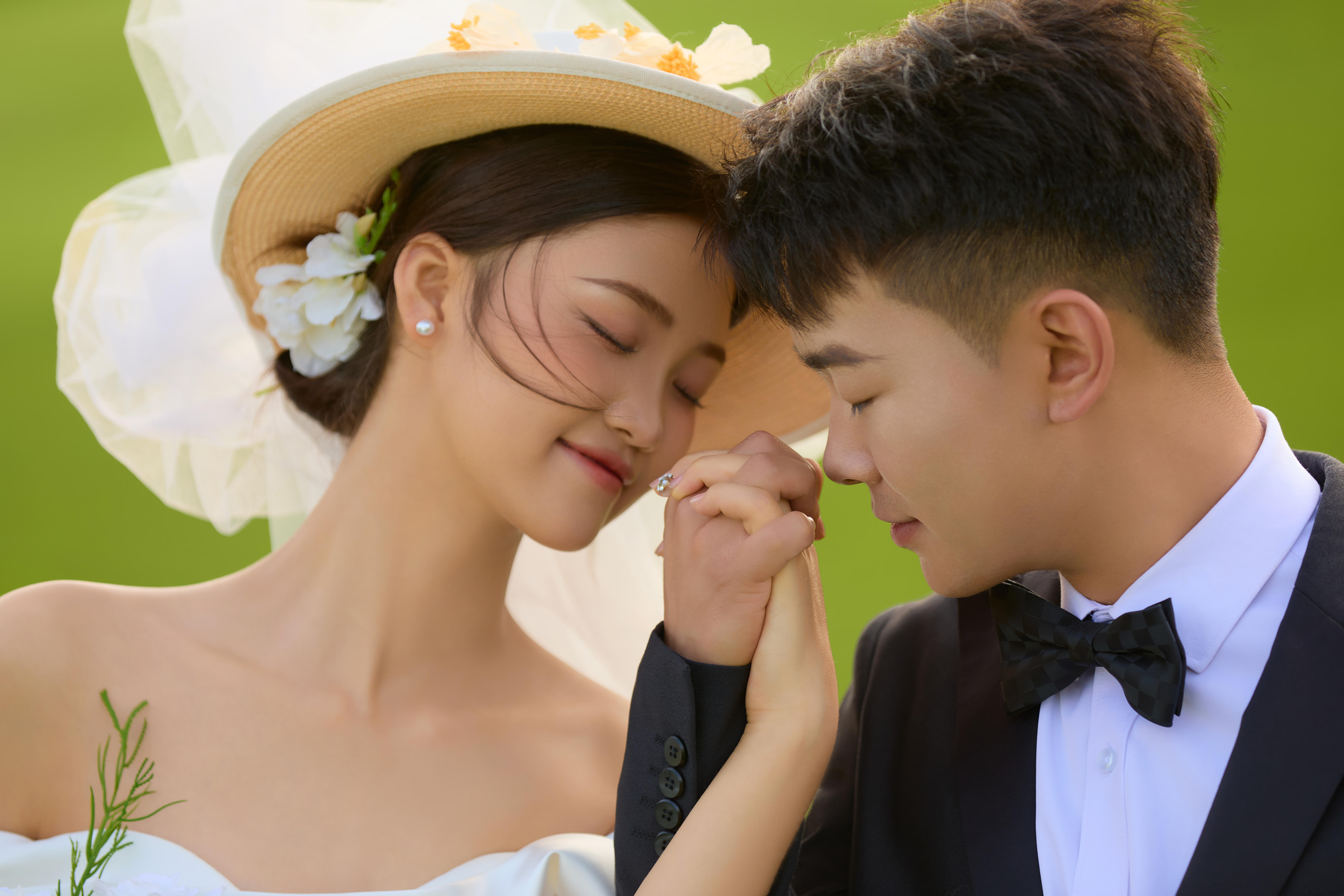 帶著愛寵一起來拍的草坪婚紗照