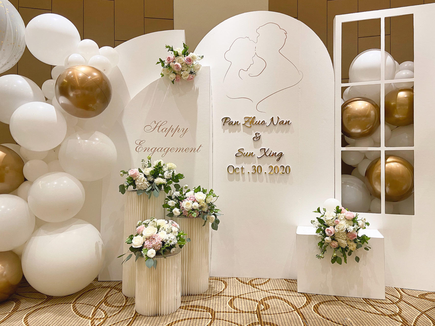 优比婚礼|白色简约小清新订婚宴布置送鲜花