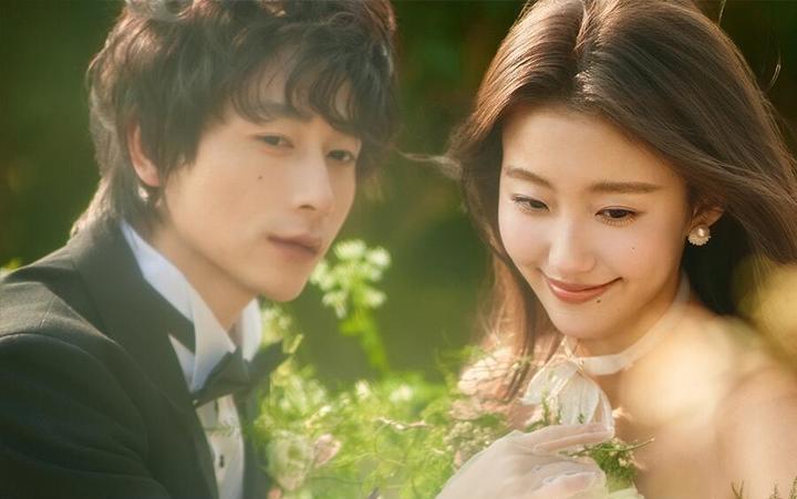 爱死了草坪婚纱照明媚的生命力