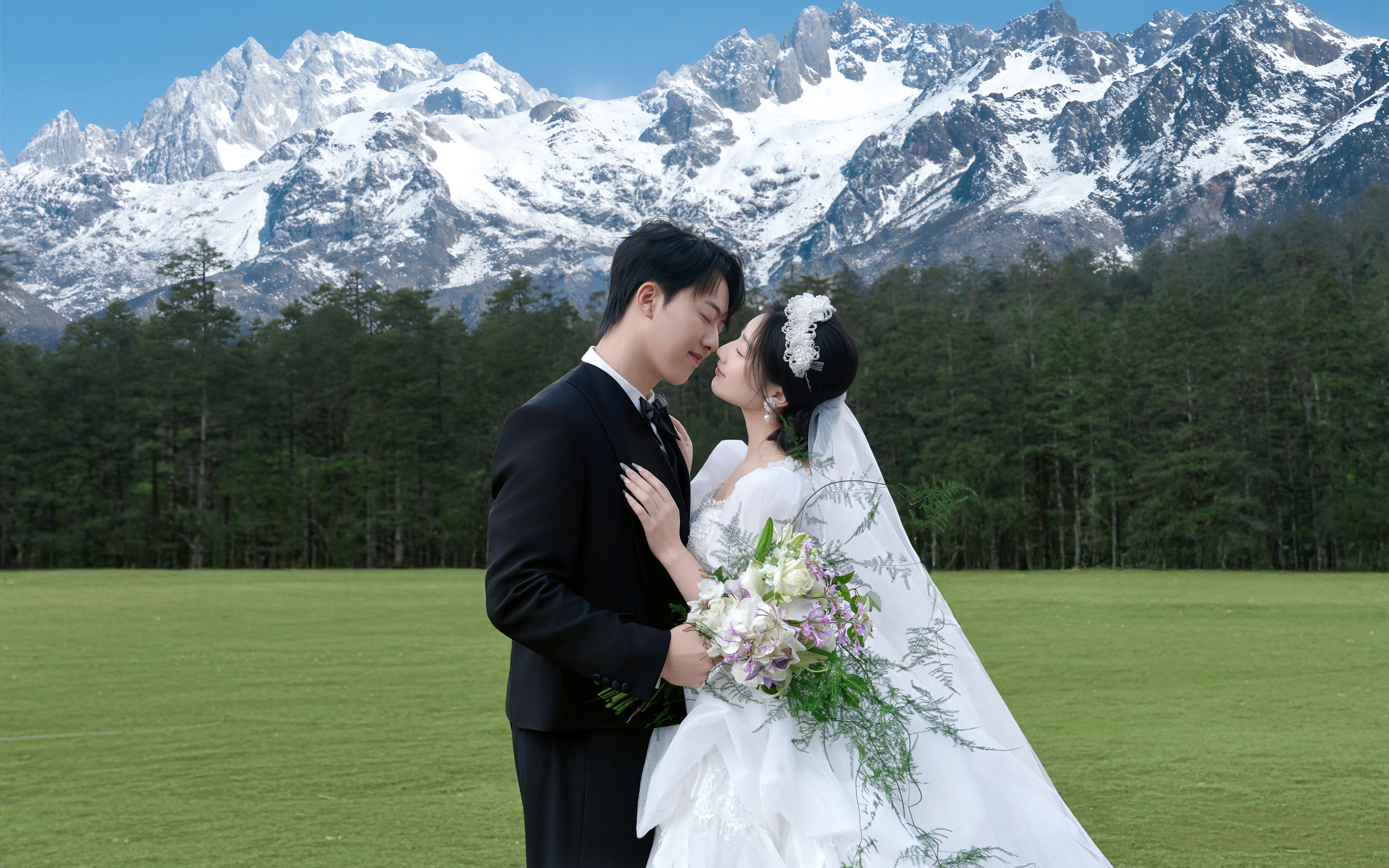 ✨丽江婚纱照封神之作！云杉坪草坪+雪山背影的永恒