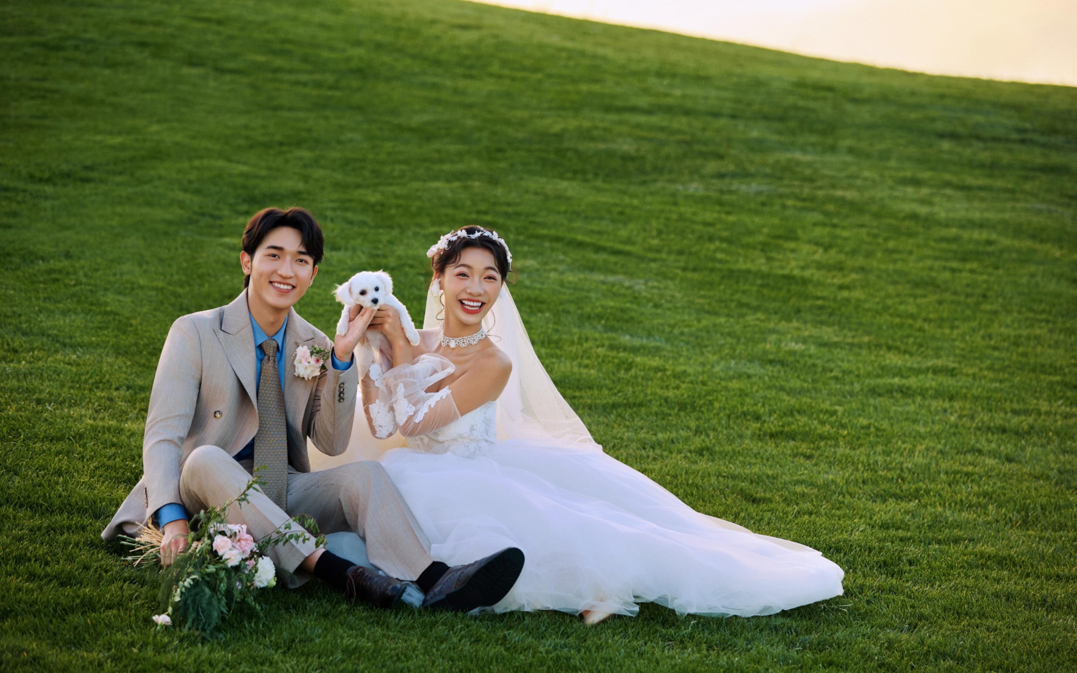 在落日余晖时拍到了超喜欢的草坪婚纱照