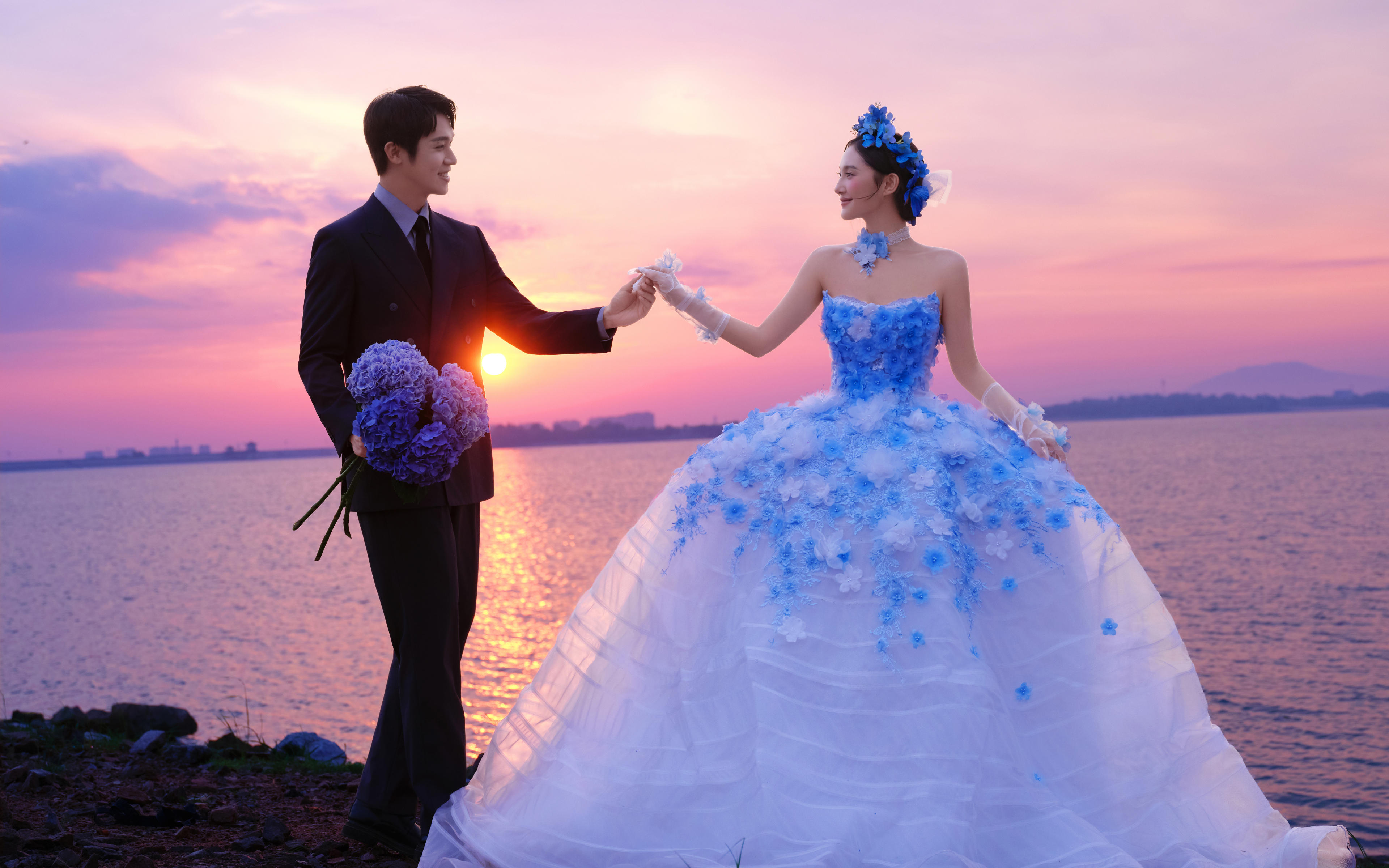 湖边蓝调婚纱照｜原来落日与晚风都是爱情的