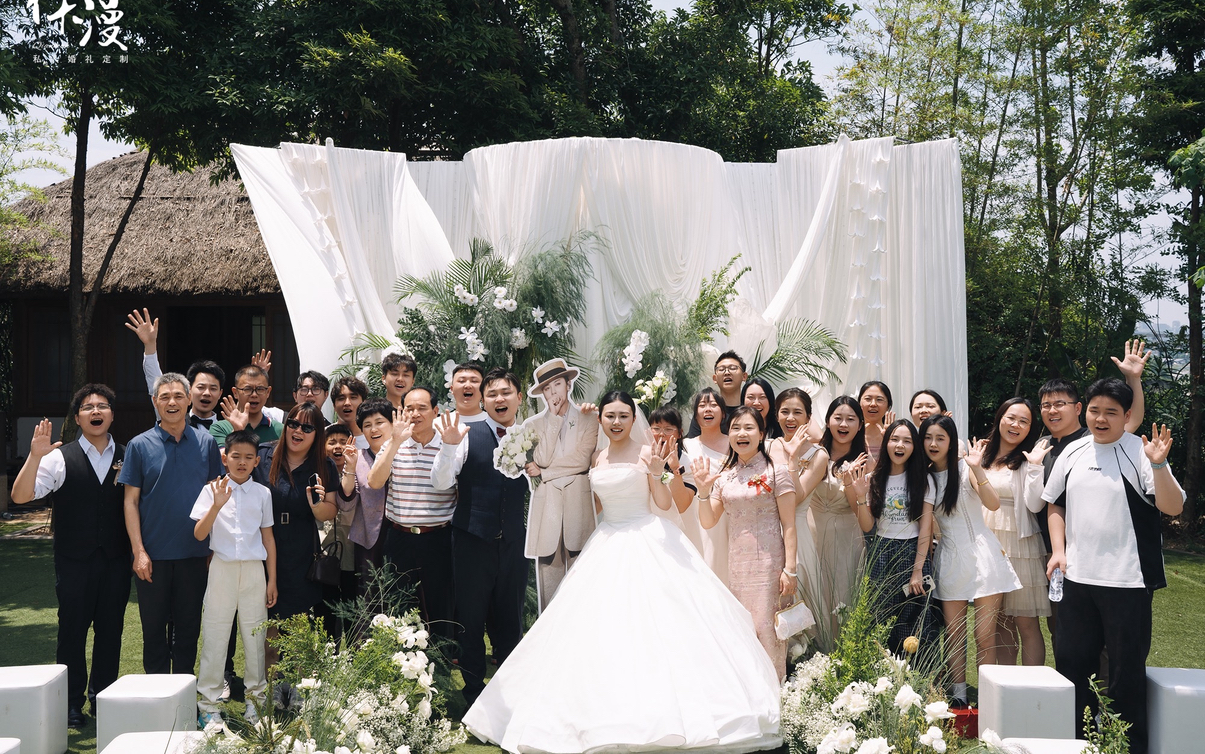 轻森系白绿户外草坪婚礼