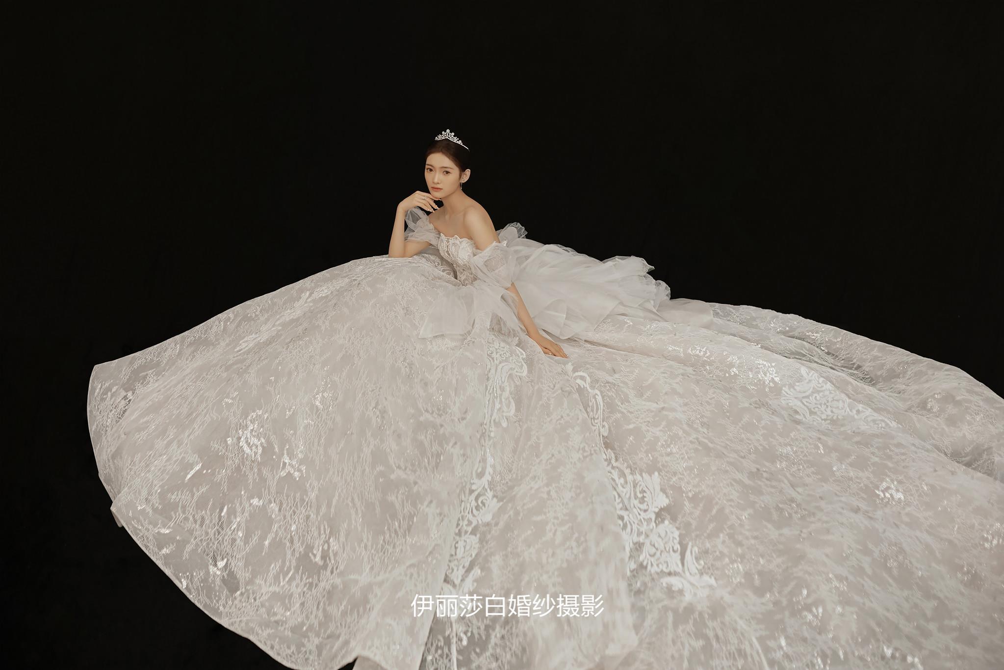 4699套餐送：跟妆+新娘4套+伴娘服+伴郎服 