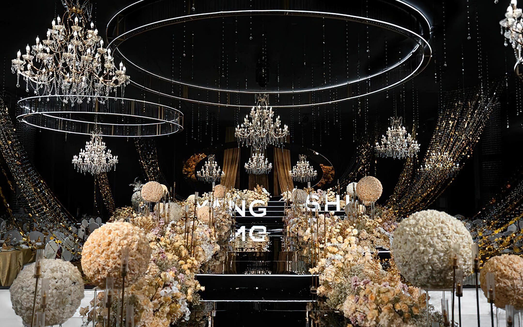 黑曜深邃映水晶，金花绽彩点华章