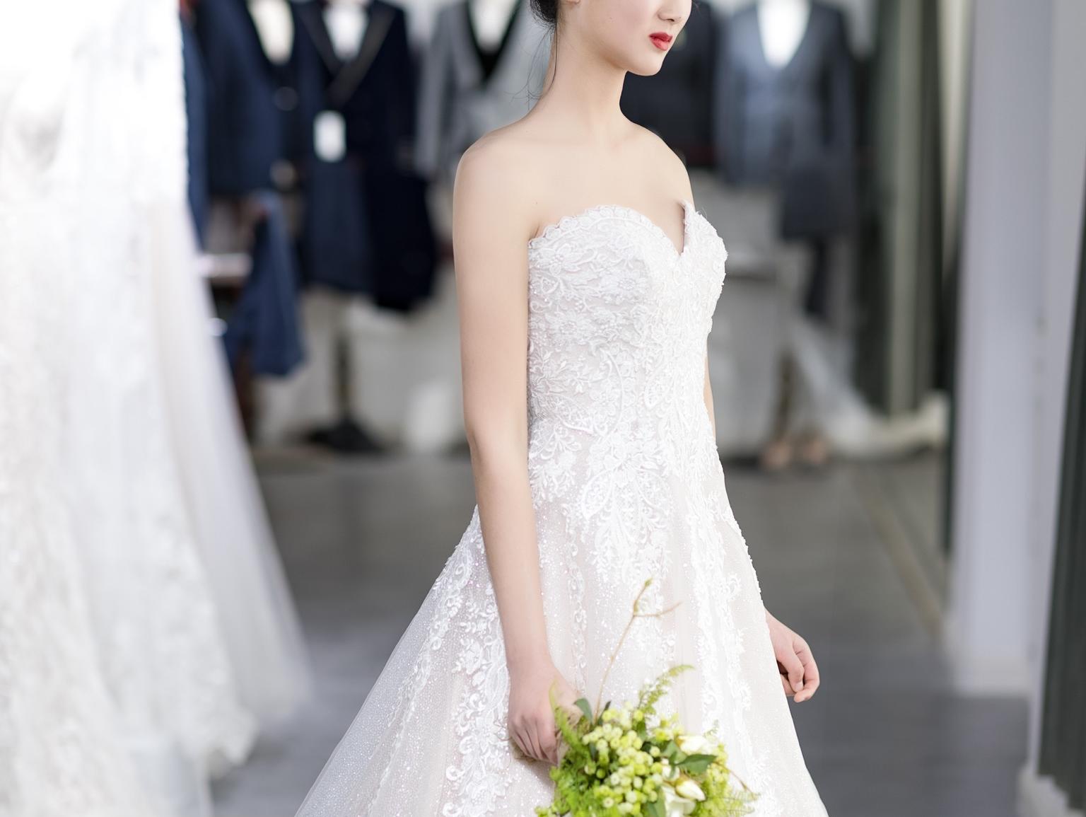 抹胸婚纱+秀禾+蝴蝶结敬酒服+伴娘服