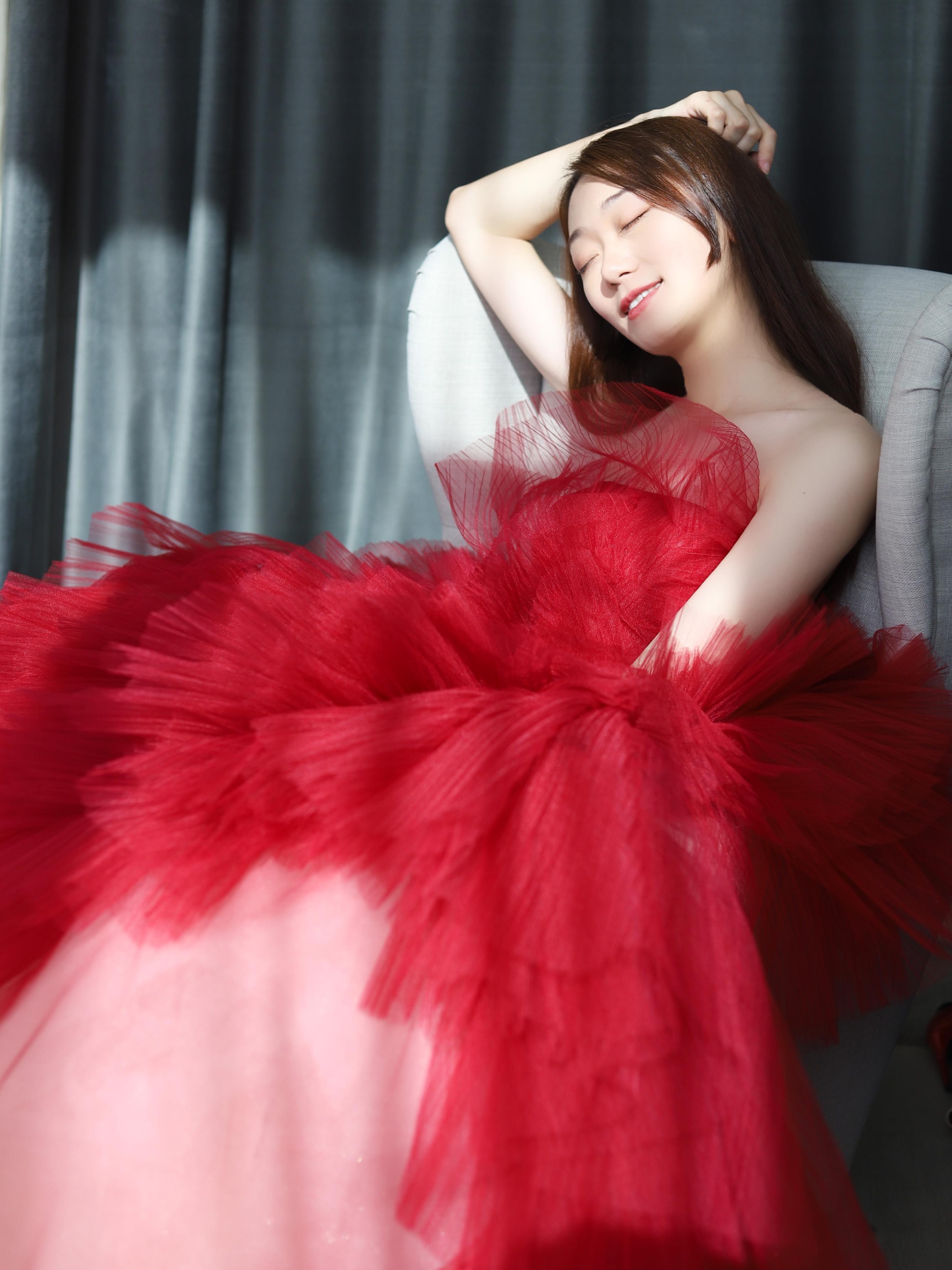 设计师款红色礼服，在逃公主