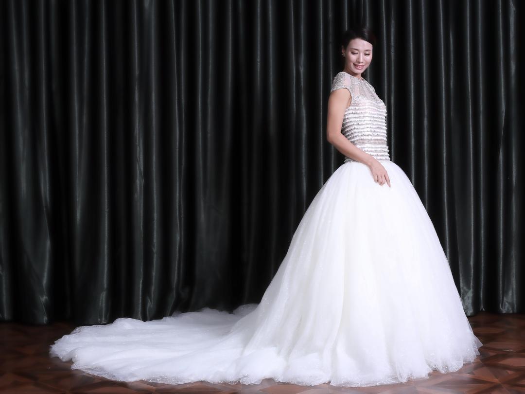 高定款婚纱礼服手工订珠奢华主纱