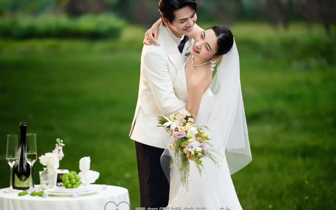 美出天际的草坪婚纱照 满屏的高级感