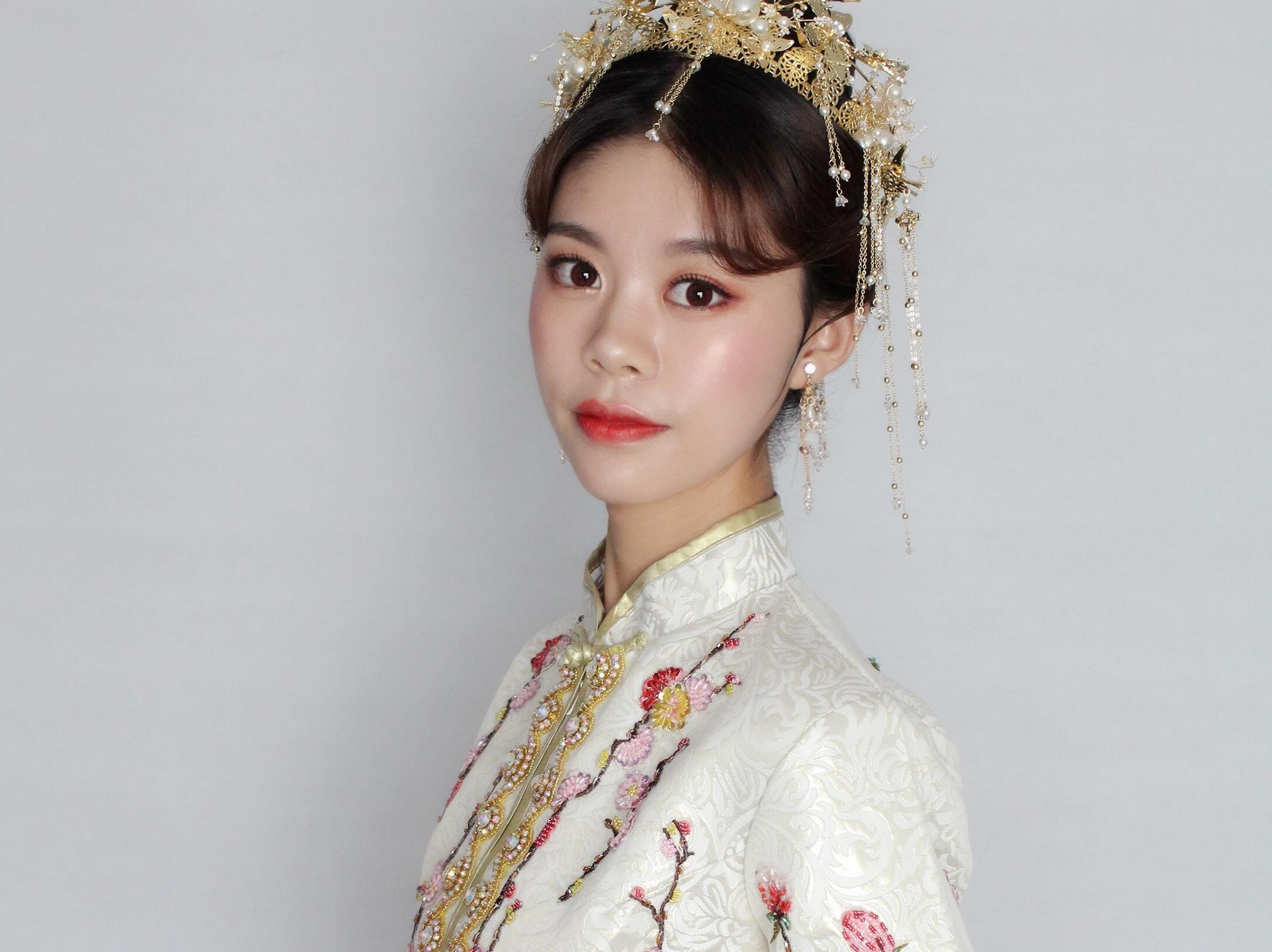 【疫情期间跟妆+婚纱组合】超值7件套+3套妆面。