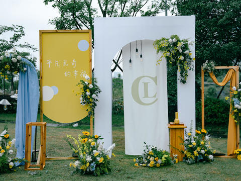户外草坪黄色系小清新婚礼布置
