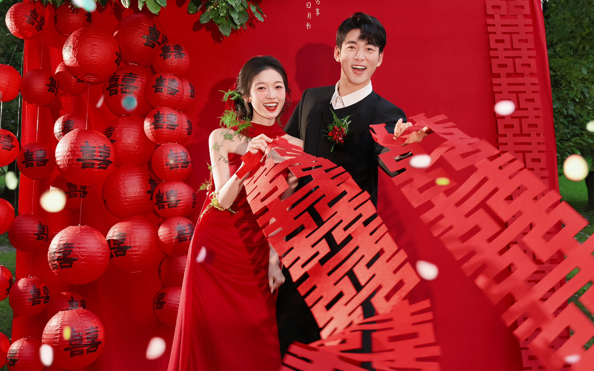 传统大红元素 ×草坪婚礼的完美碰撞