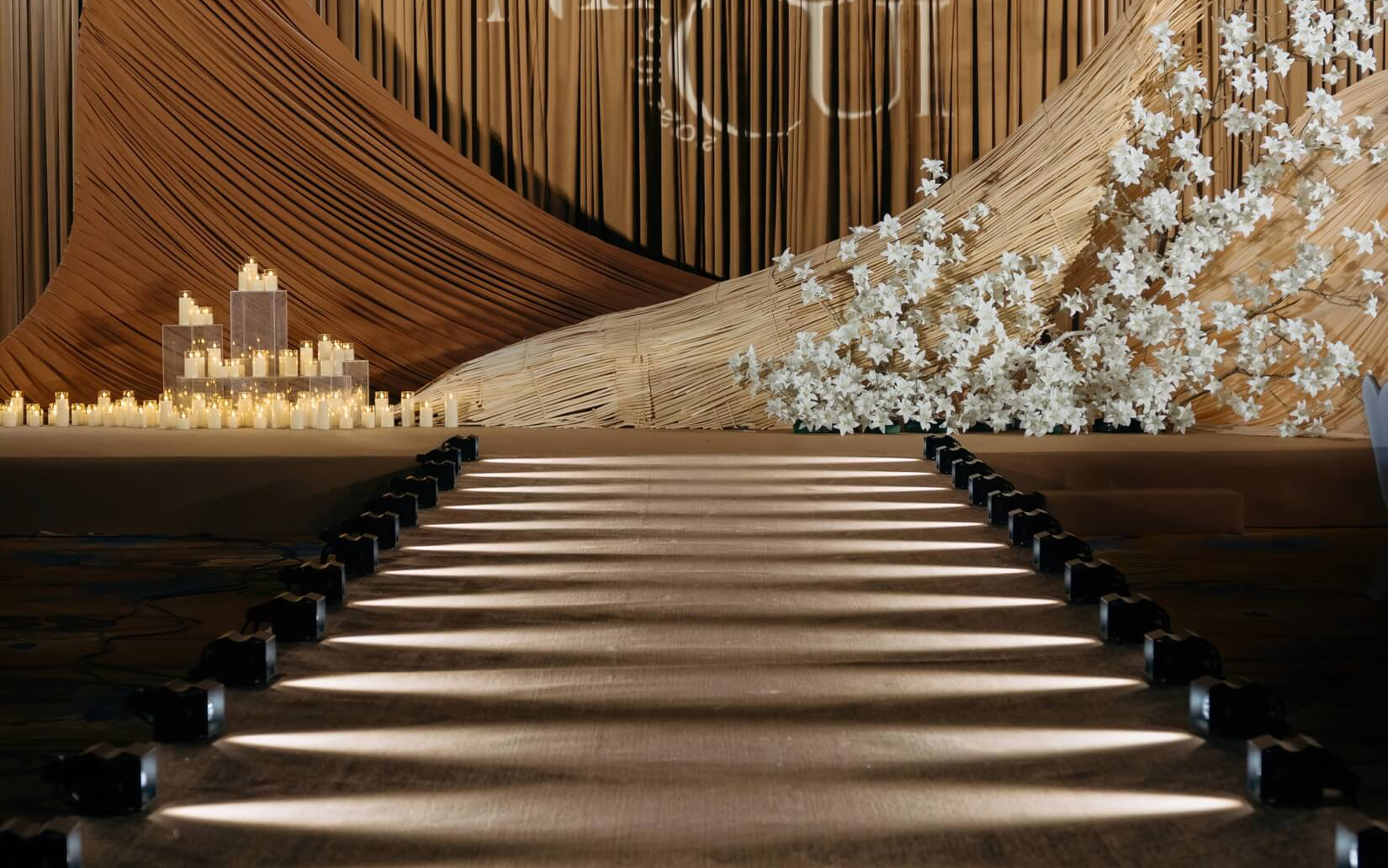 美鼠我了！复古咖色布幔婚礼