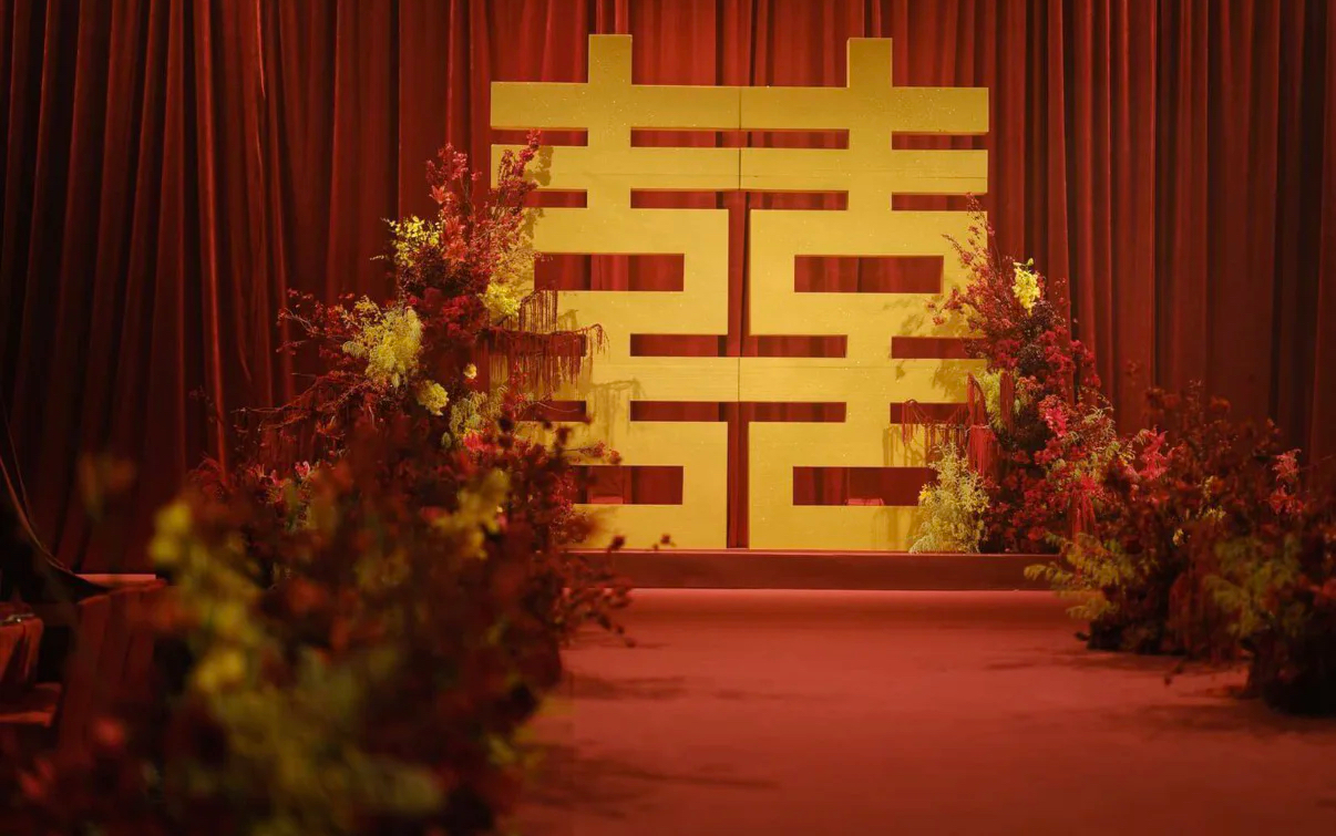 紅色復(fù)古布幔囍字婚禮