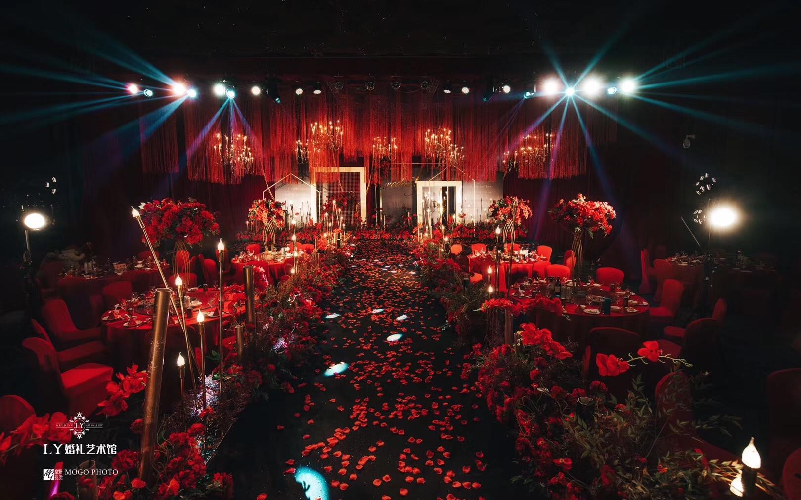 《爱就宅在家》／红黑金风格