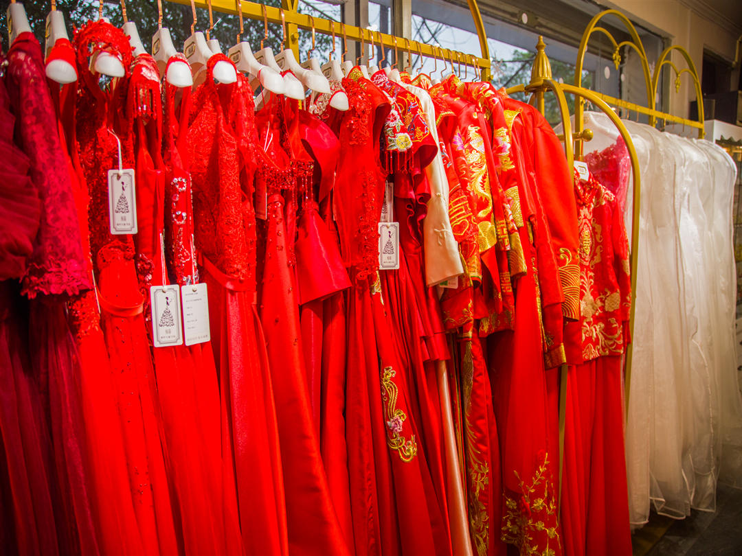 桂林【绚莉婚纱礼服】齐地婚纱拖尾婚纱出租