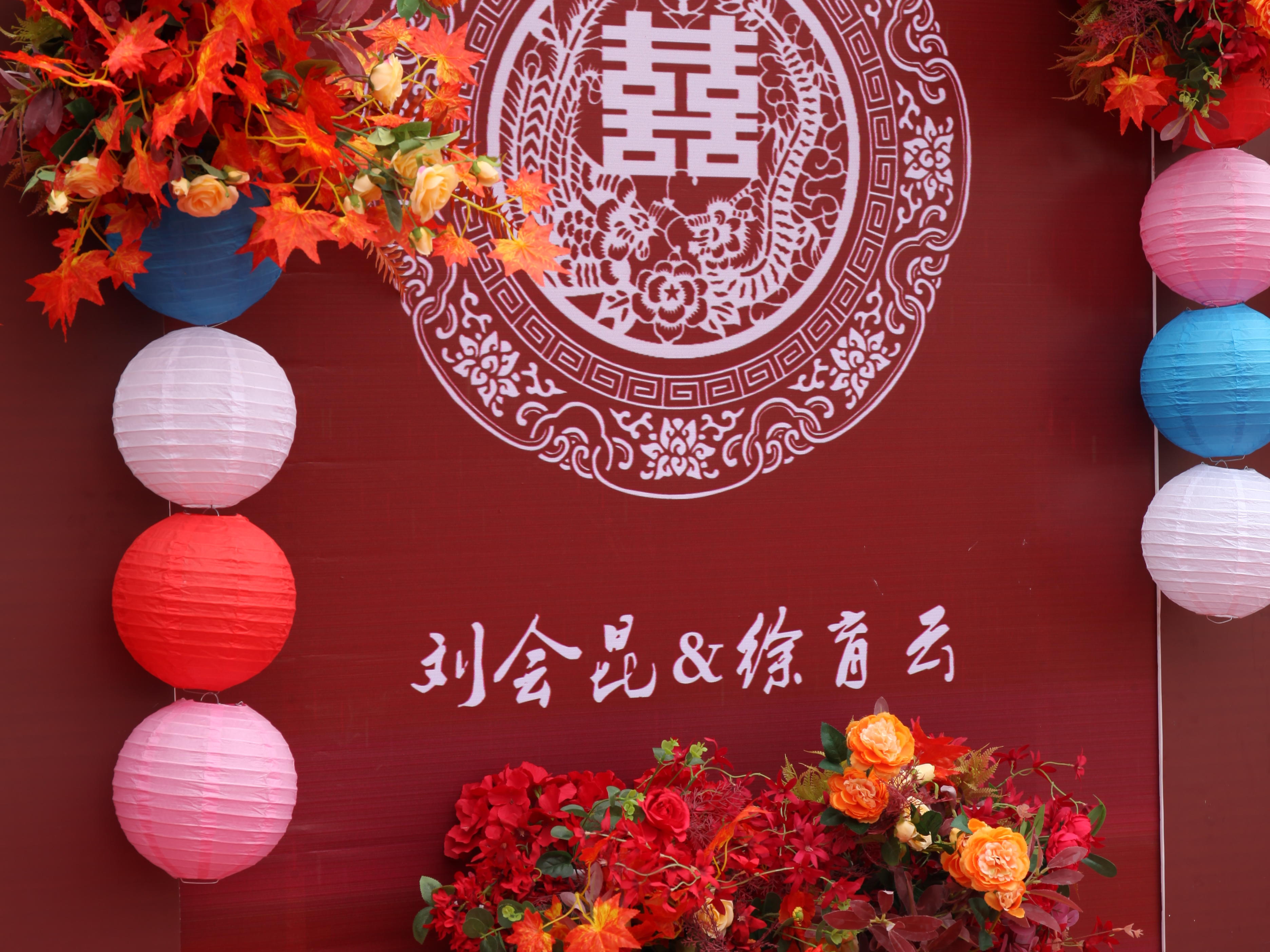 農(nóng)村祠堂門口紅色系新式婚禮，帶點傳統(tǒng)但又年輕