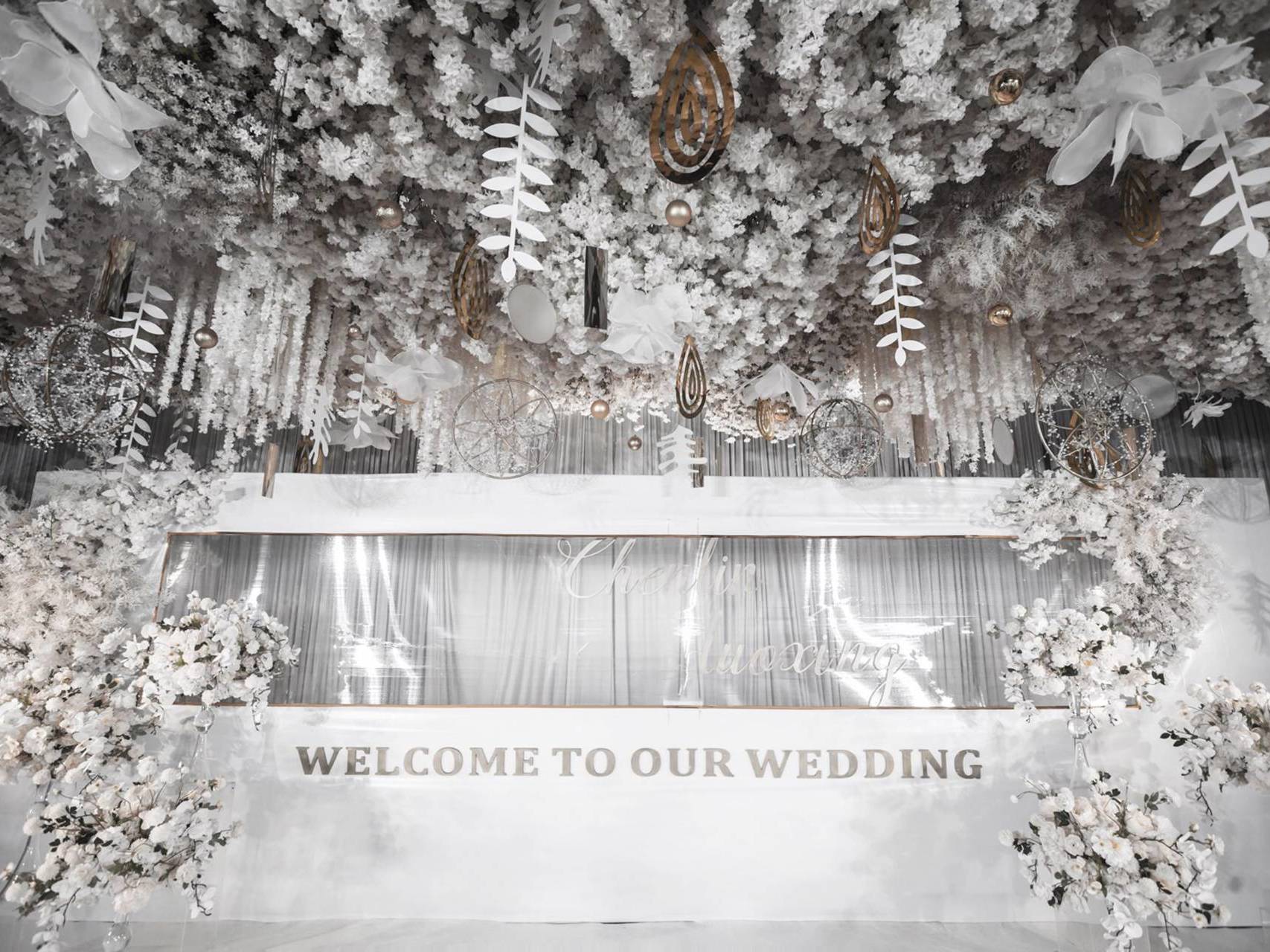   灰白色梦幻大气婚礼  