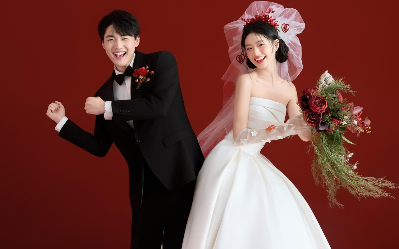甜甜的婚纱照来啦｜红底白纱好喜欢