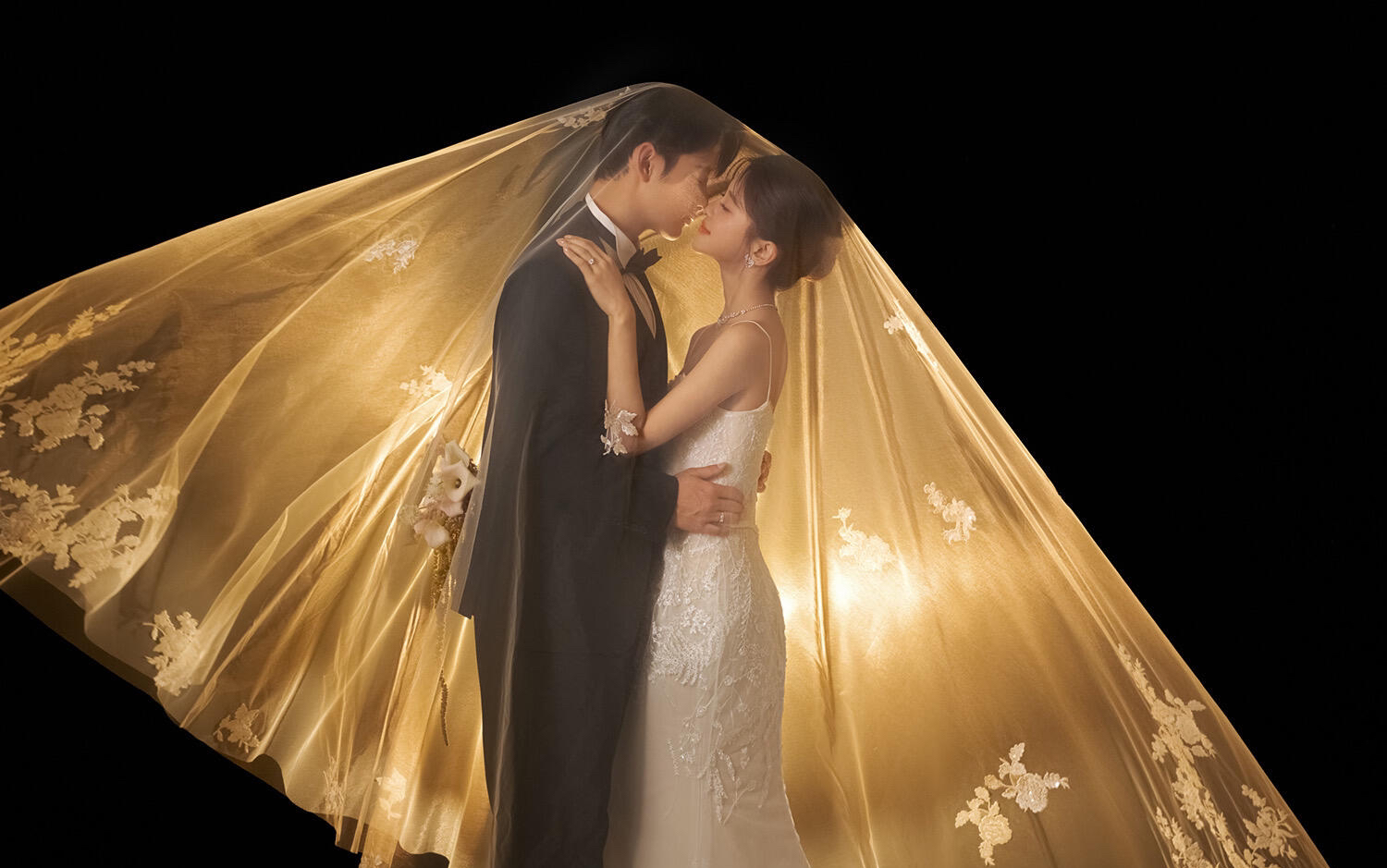 蕾丝➕光影婚纱照美得太具体｜氛围感绝了