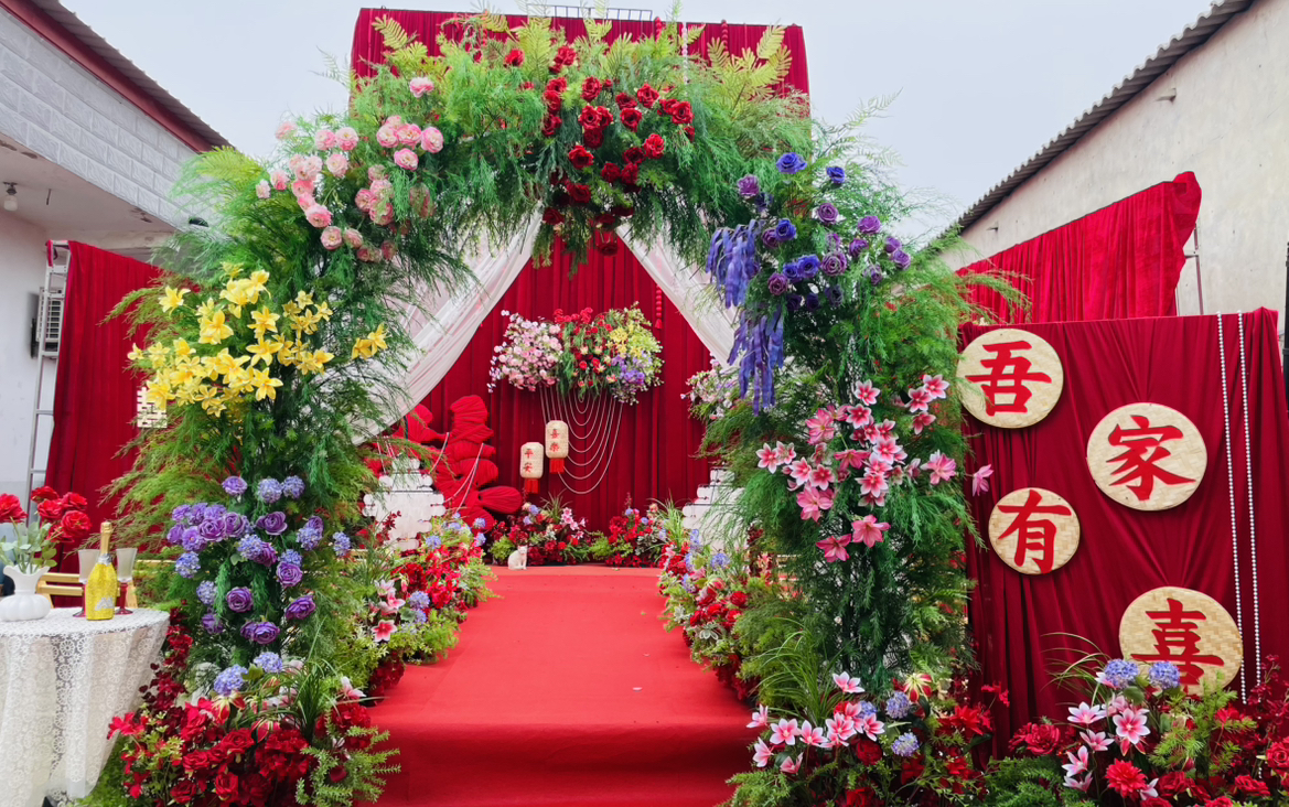 精致花门搭配超高背景红色系婚礼