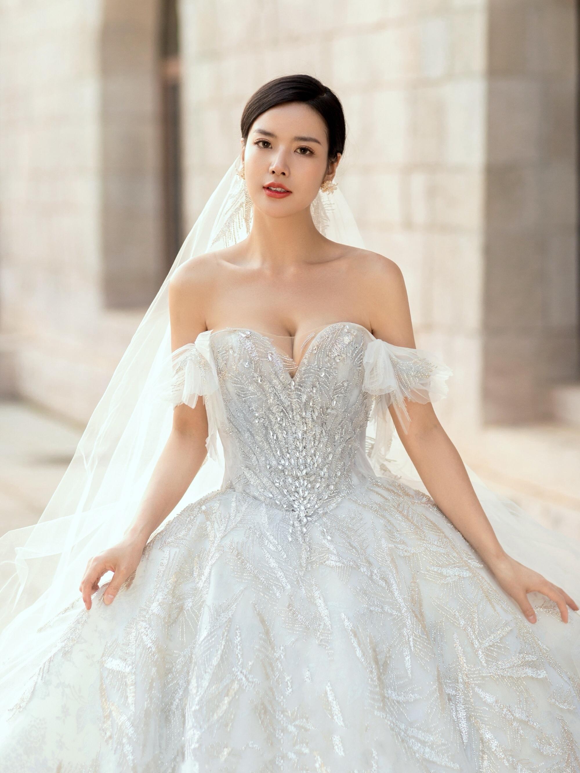 拾贰婚纱| 在武汉的新娘必打卡的一家网红婚纱店！