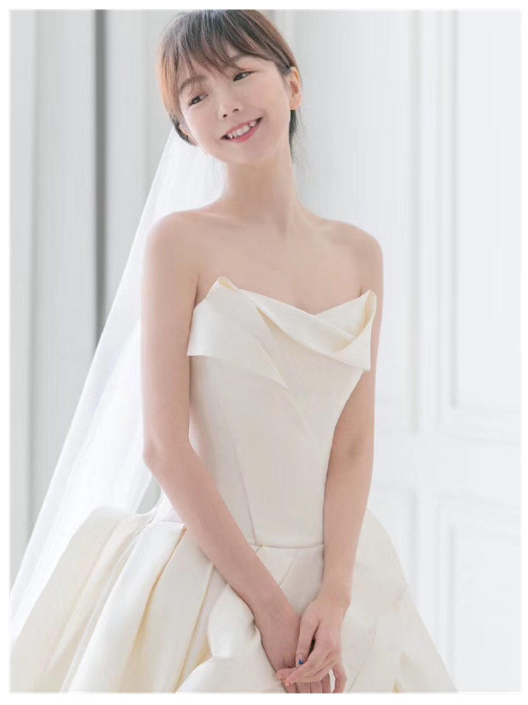 Share 设计师款缎面婚纱