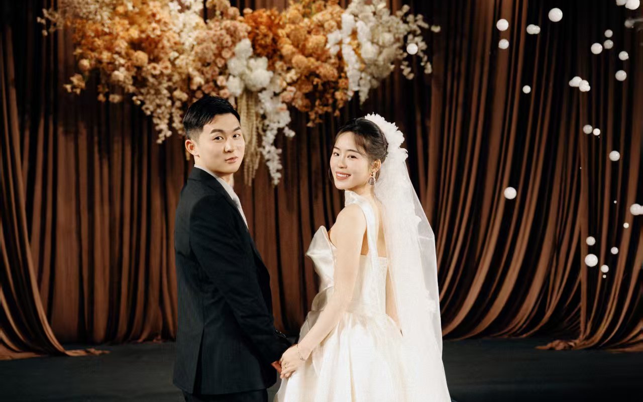 咖啡棕的温柔，是阳光与慵懒的调和 