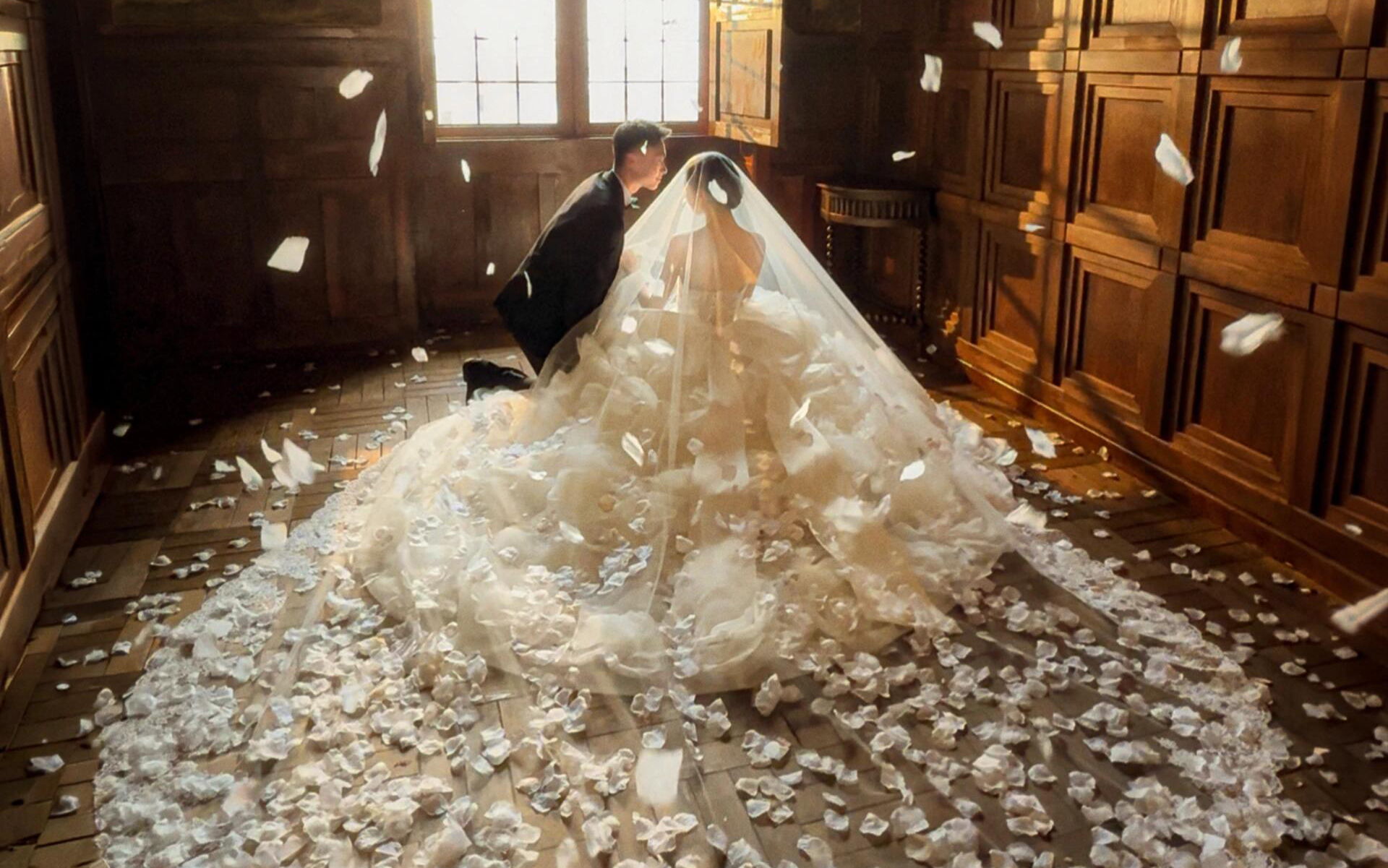 替姐妹试过了｜复古光影婚纱照太有氛围感了