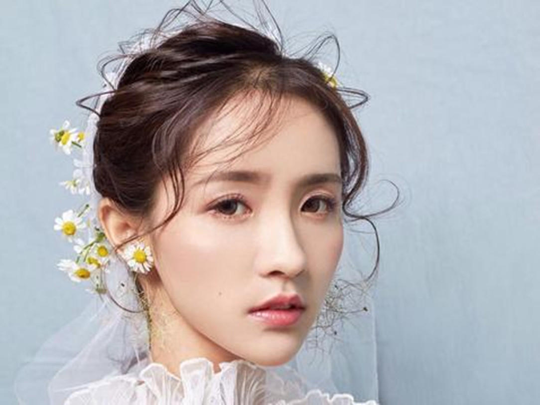 总监化妆师+高级定制婚纱套餐+送外景一套+伴娘服