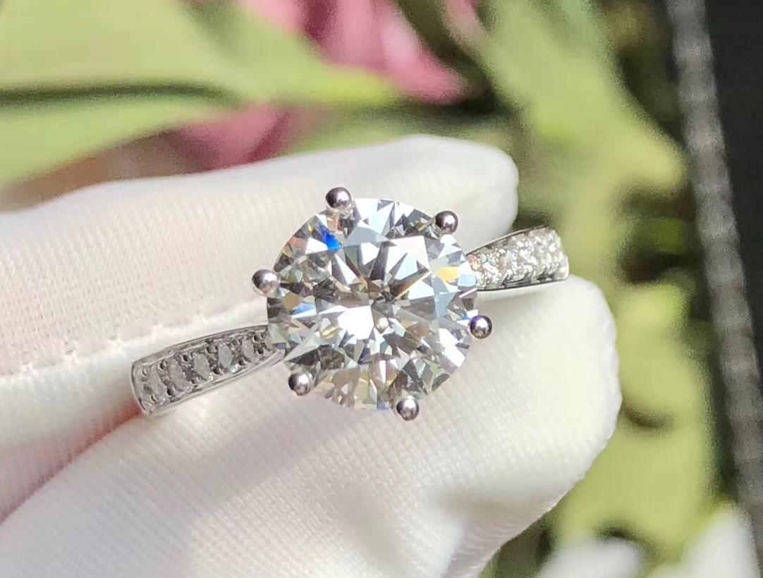 「时匠珠宝」钻戒 时尚小奢华六爪戒托款