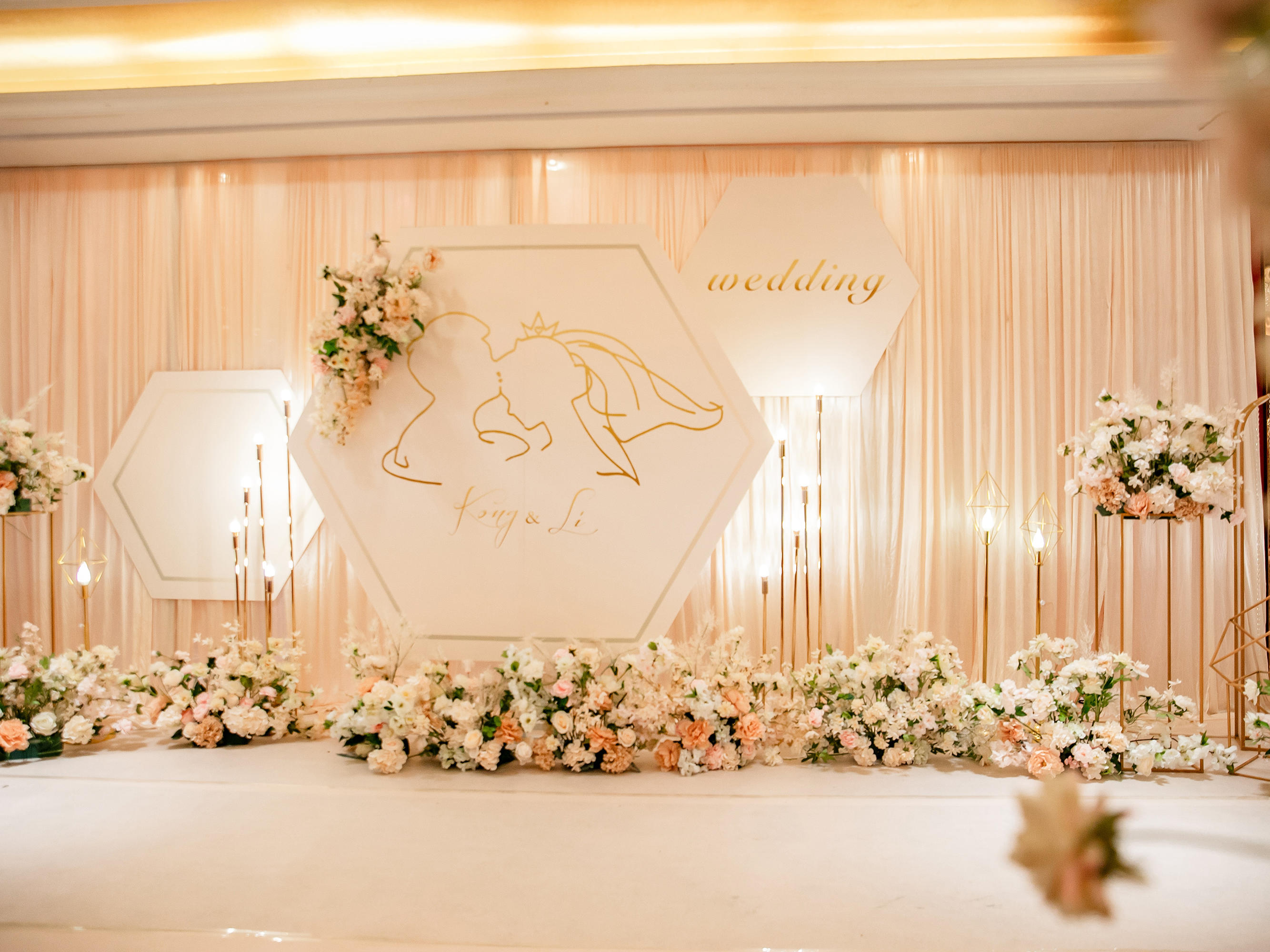 小宴会厅低预算香槟色婚礼