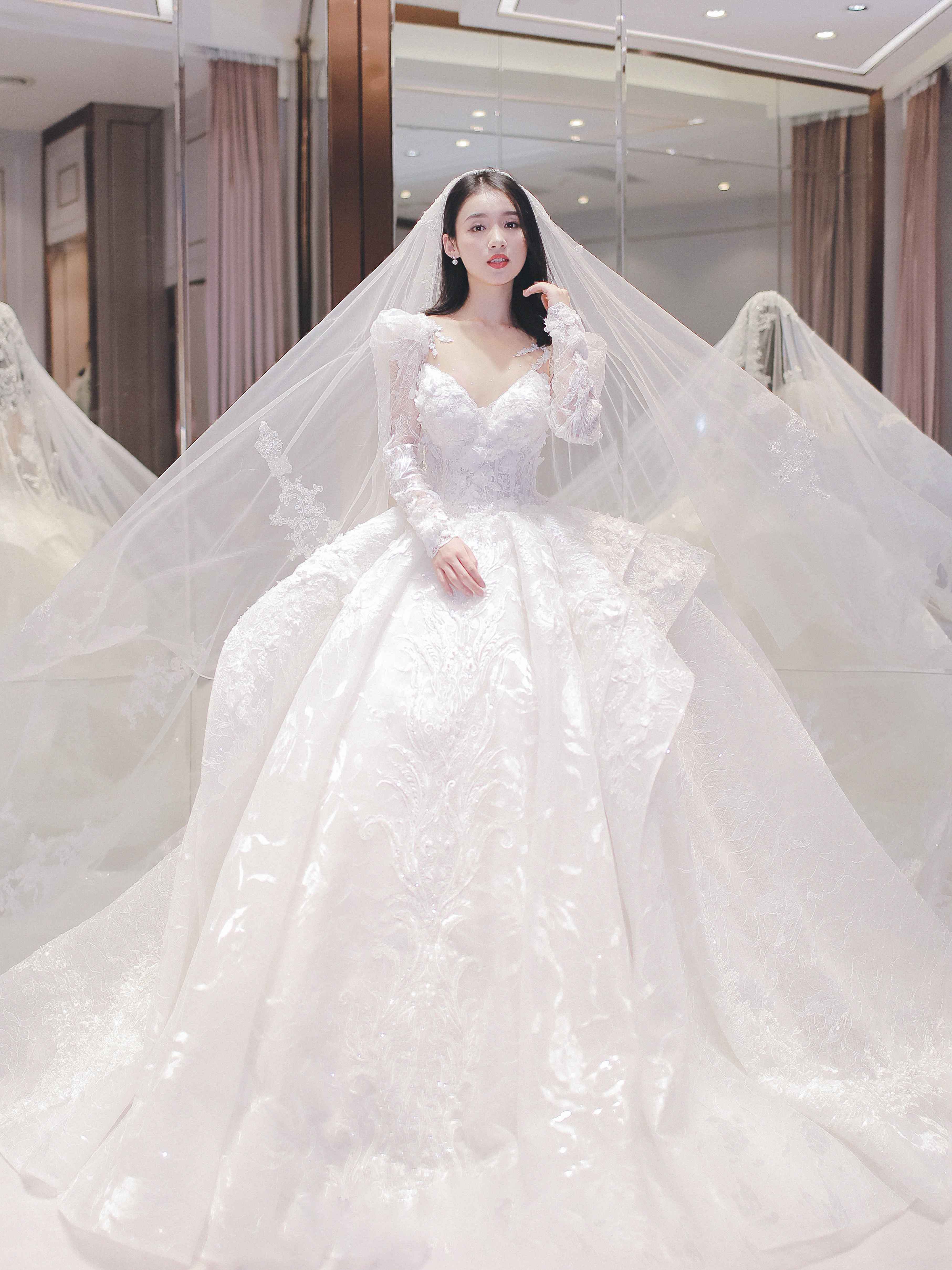 【品质缎面婚纱】经典婚礼4件套租赁，送伴娘服套餐