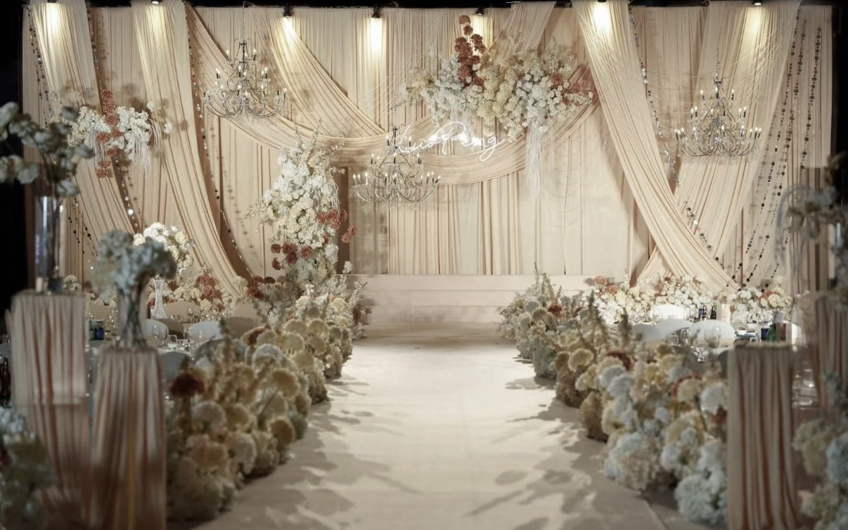 香檳色柔幔營(yíng)造雅致婚禮氛圍