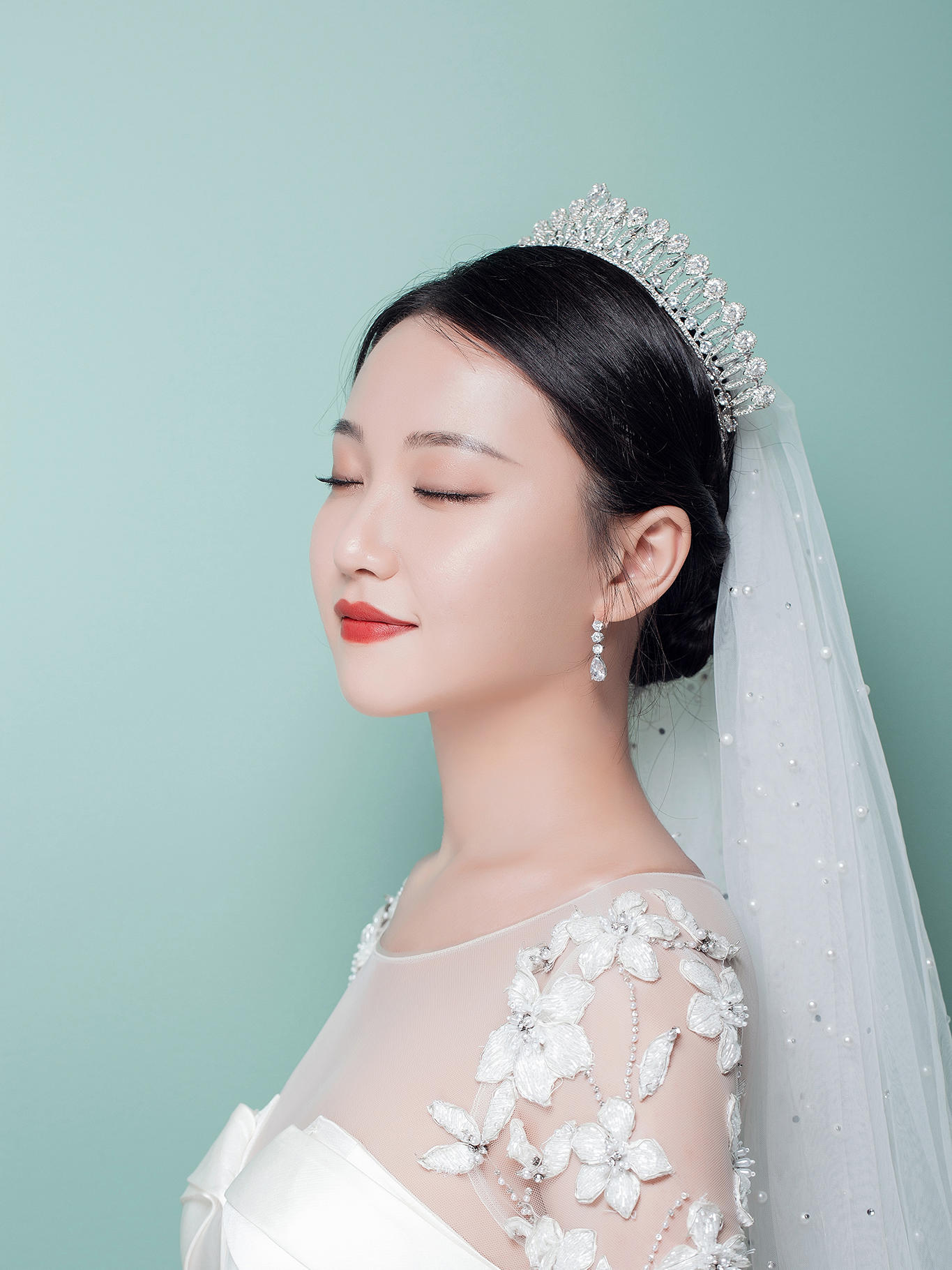 【欣薇婚纱】资深化妆师+量身定制3套造型