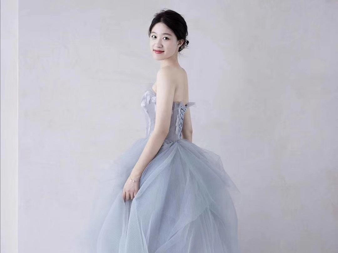 订婚礼服+化妆造型 套餐