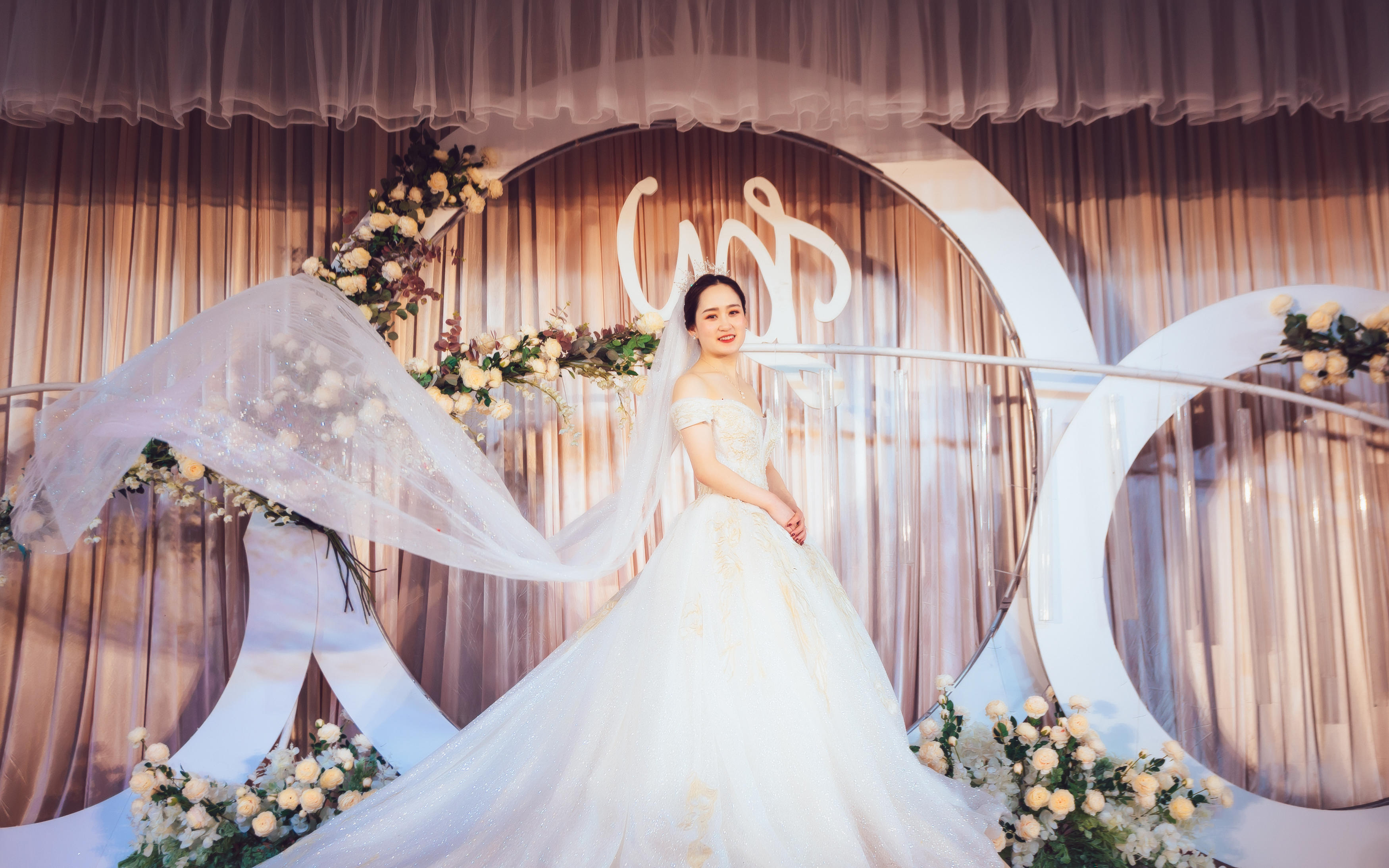 香槟色简约清新布置＋3d全息婚礼