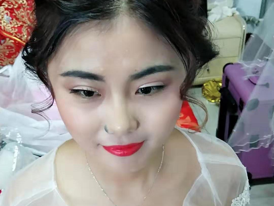  全天新娘跟妆3造型特价880唯美简约送新娘美甲