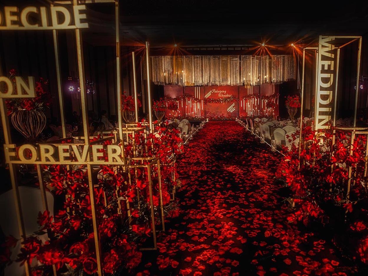 神秘的感觉，热情却不张扬—红 黑  金经典搭配