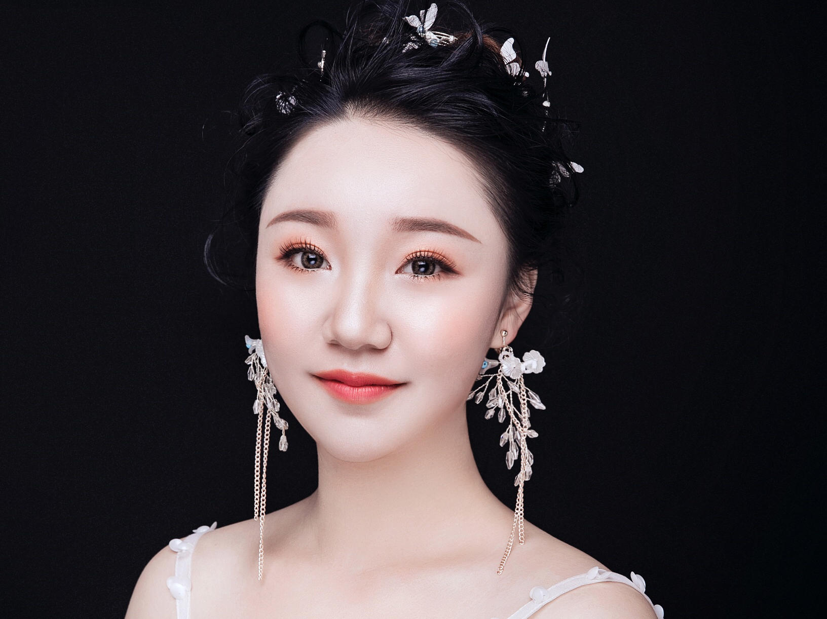 《名门婚纱》超值组合：全程跟妆+出门纱或秀禾一套