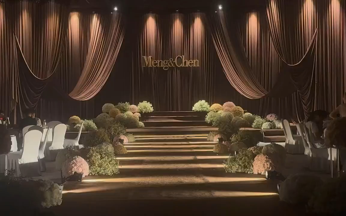 极简高级咖色幔布婚礼