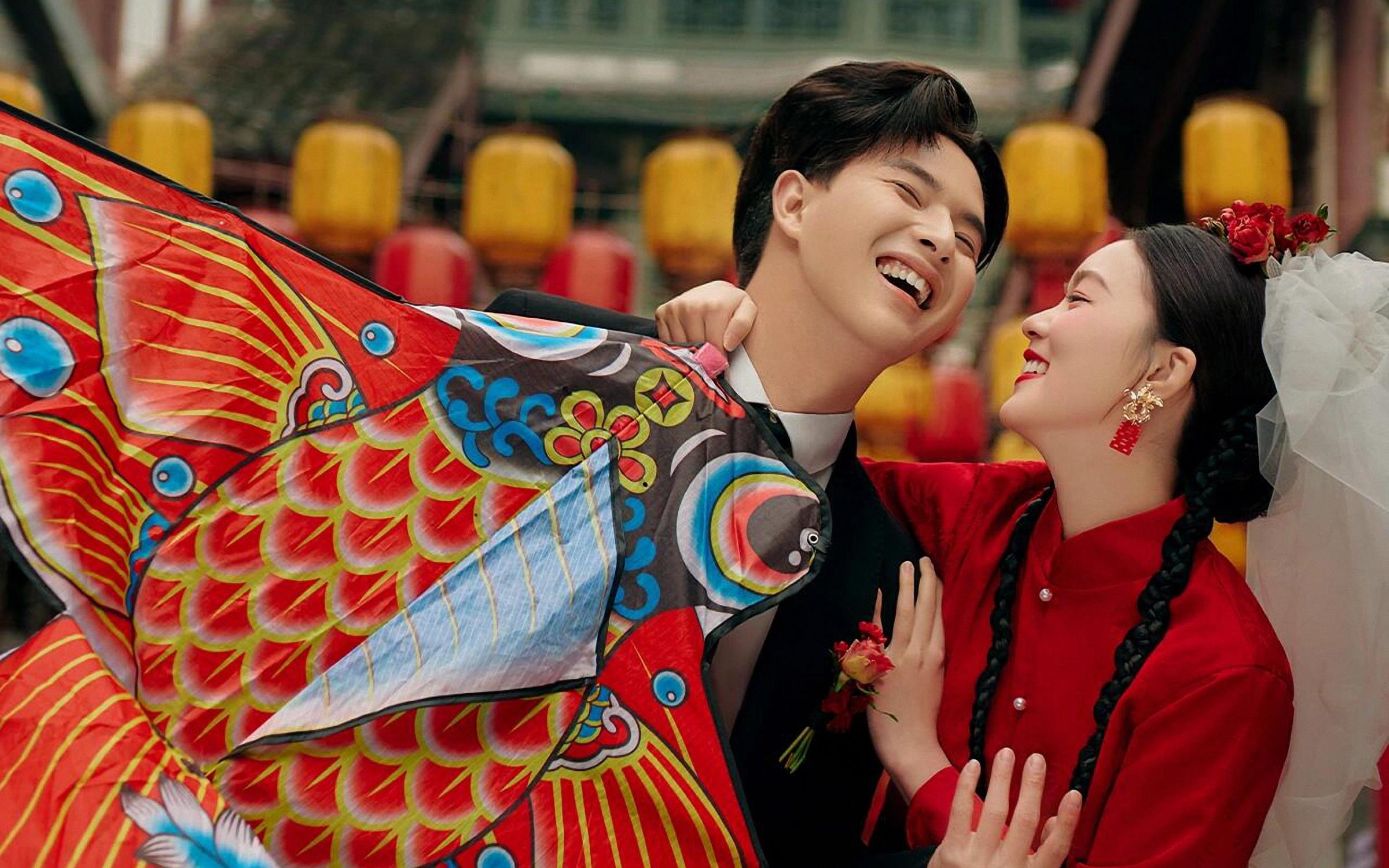 老街红灯笼：把烟火气穿成婚纱照